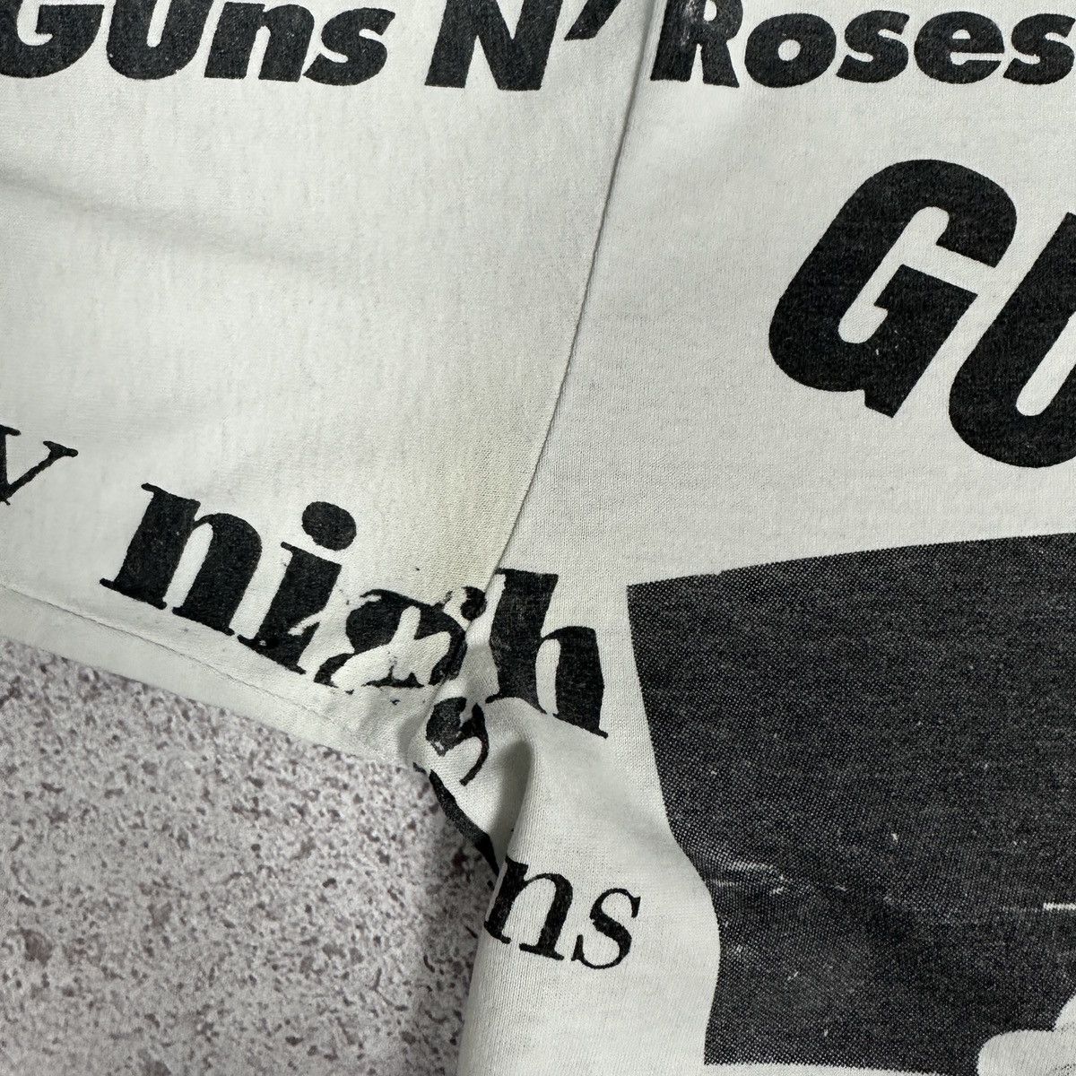 Vintage Vintage 90s Guns & Roses Brockum 1991 Alloverprint tee rock Size US L / EU 52-54 / 3 - 10 Thumbnail