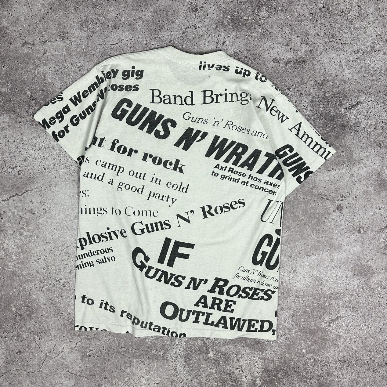 Vintage Vintage 90s Guns & Roses Brockum 1991 Alloverprint tee rock Size US L / EU 52-54 / 3 - 4 Thumbnail
