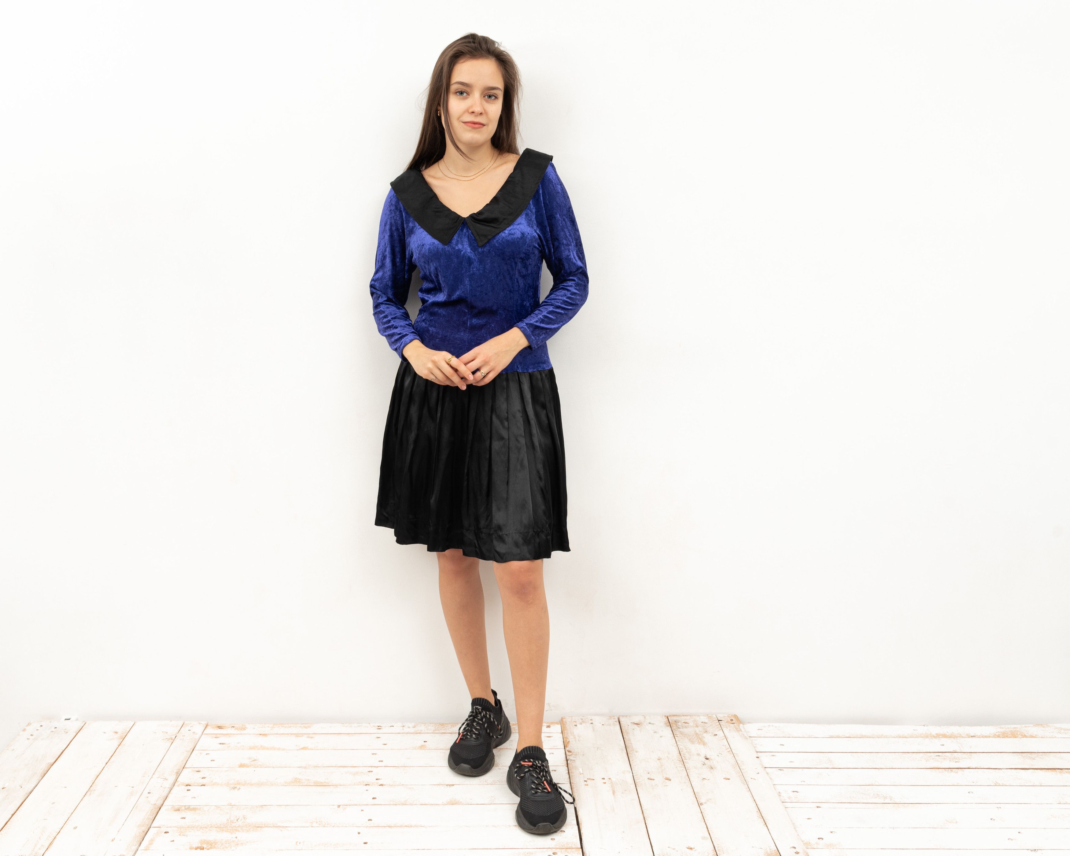 Other × Vintage Midi Dress Long Sleeved Velvet Above The Knee Skirt Retro Size M / US 6-8 / IT 42-44 - 1 Thumbnail