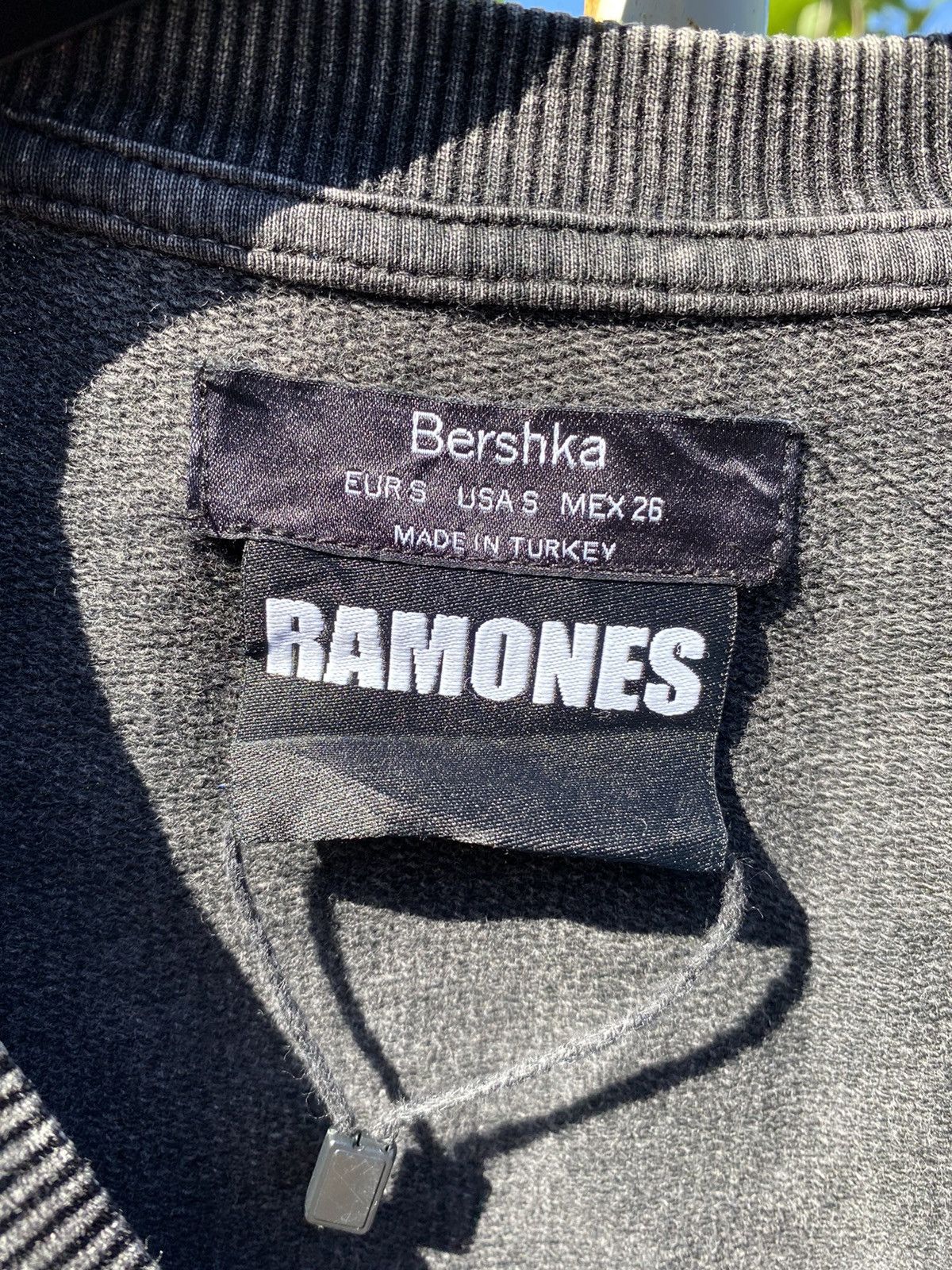 Band Tees Ramones by Bershka Cropped Sweatshirt Size S / US 4 / IT 40 - 3 Thumbnail