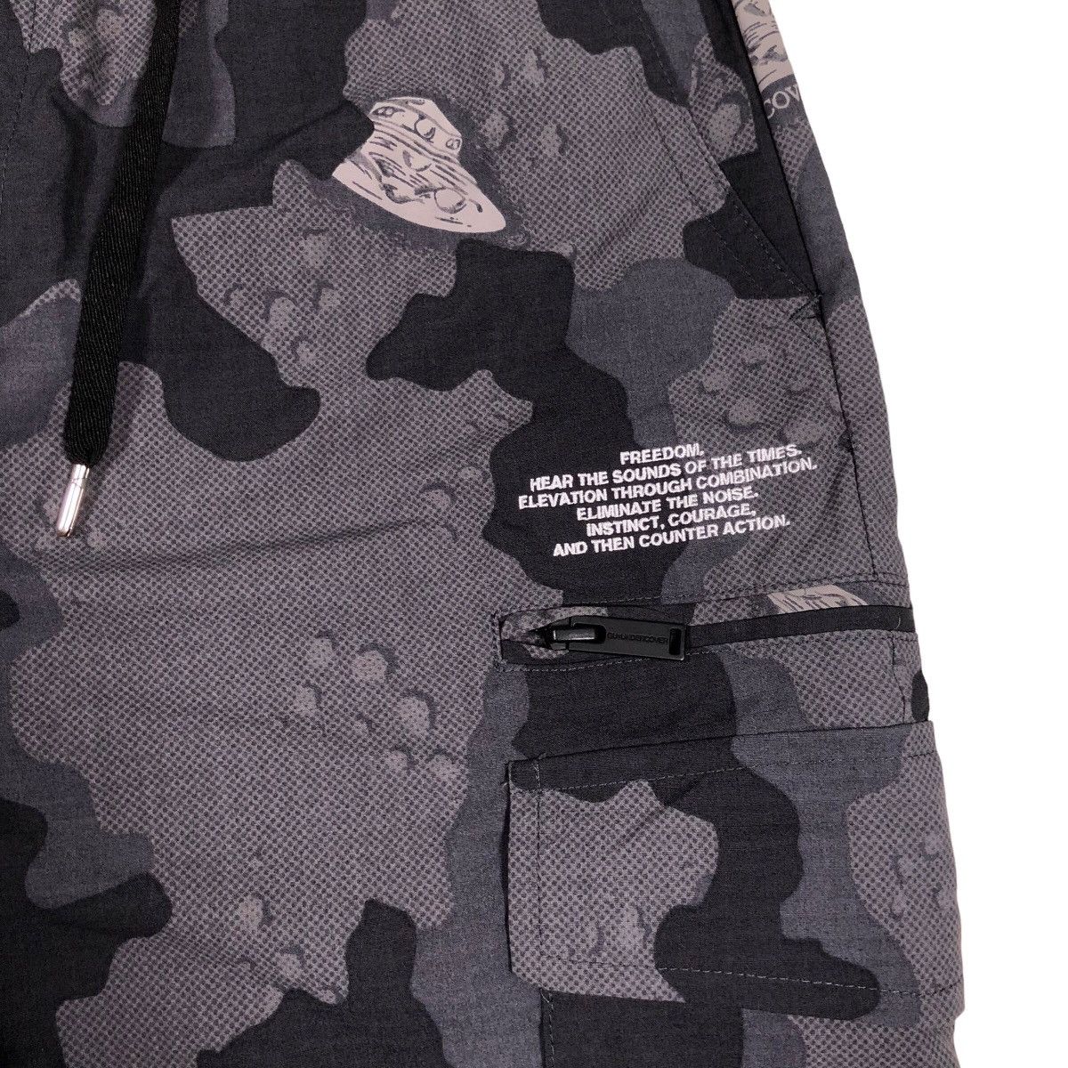 GU × Undercover GU x Undercover Nylon UFO Camo Cargo Pants Size US 31 - 2 Thumbnail