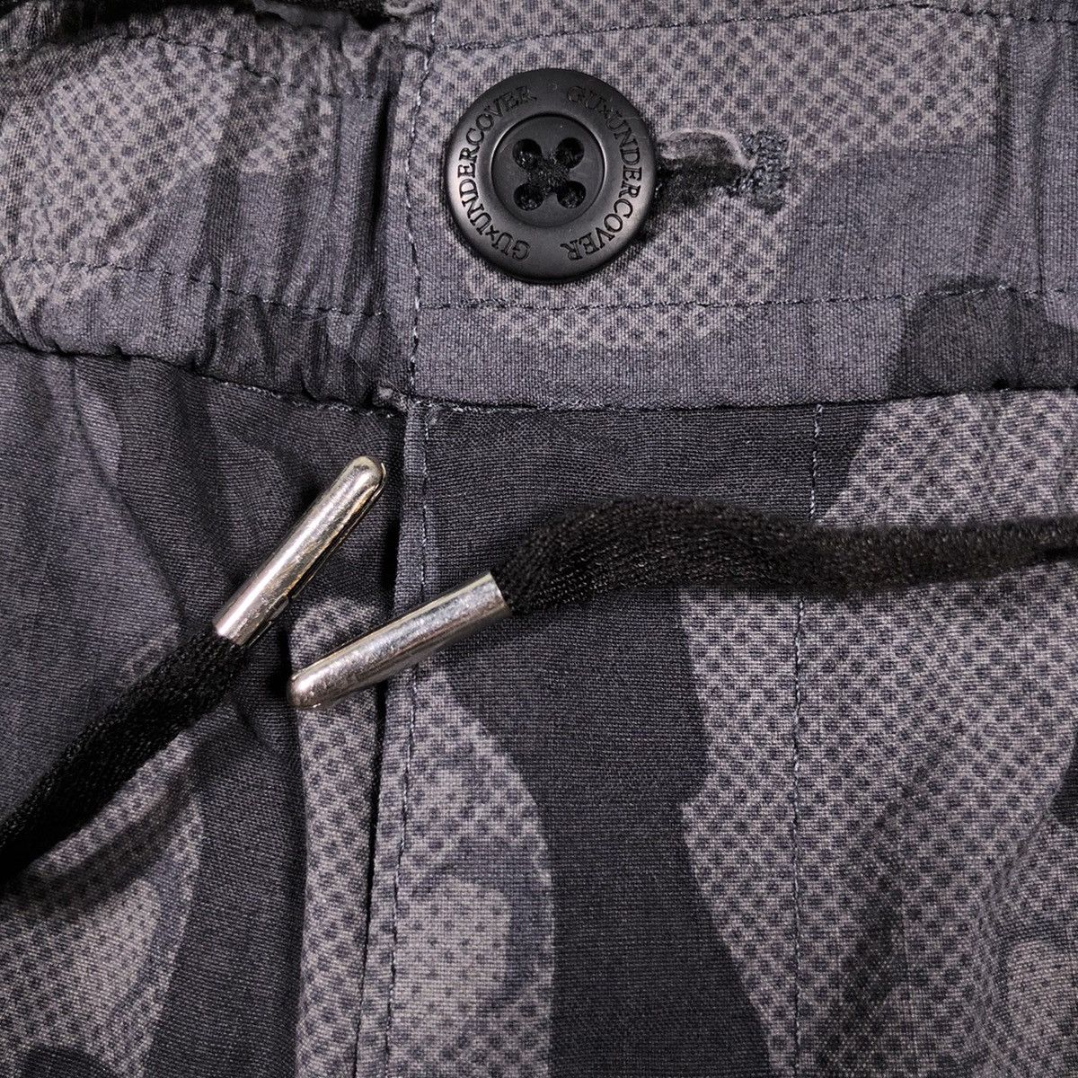 GU × Undercover GU x Undercover Nylon UFO Camo Cargo Pants Size US 31 - 6 Thumbnail