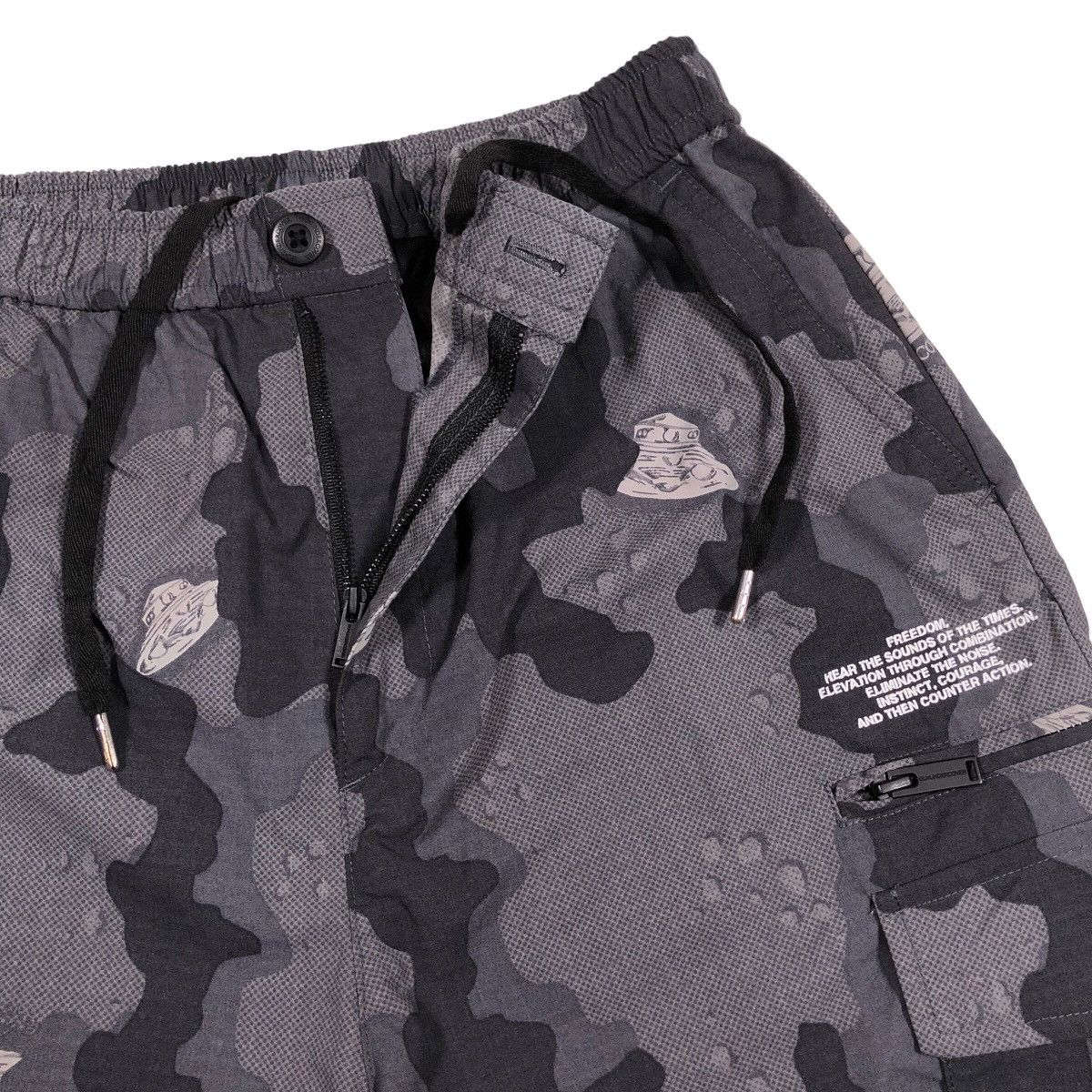 GU × Undercover GU x Undercover Nylon UFO Camo Cargo Pants Size US 31 - 7 Thumbnail