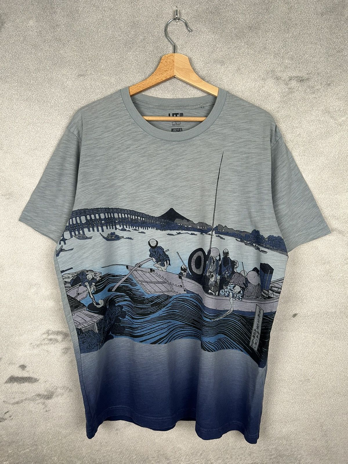 Japanese Brand Uniqlo Hokusai Blue Graphic Tee Streetwear Vintage Size US L / EU 52-54 / 3 - 1 Thumbnail