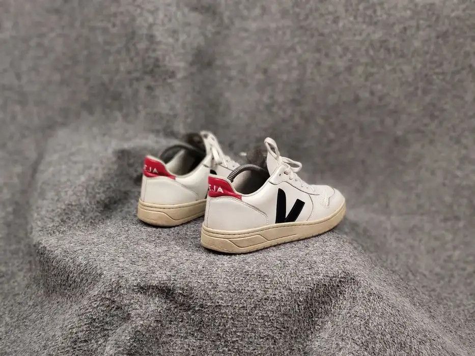 Veja Veja V-10 Designer Shoes light Leather Low Top Sneakers Size US 6 / EU 39 - 7 Thumbnail