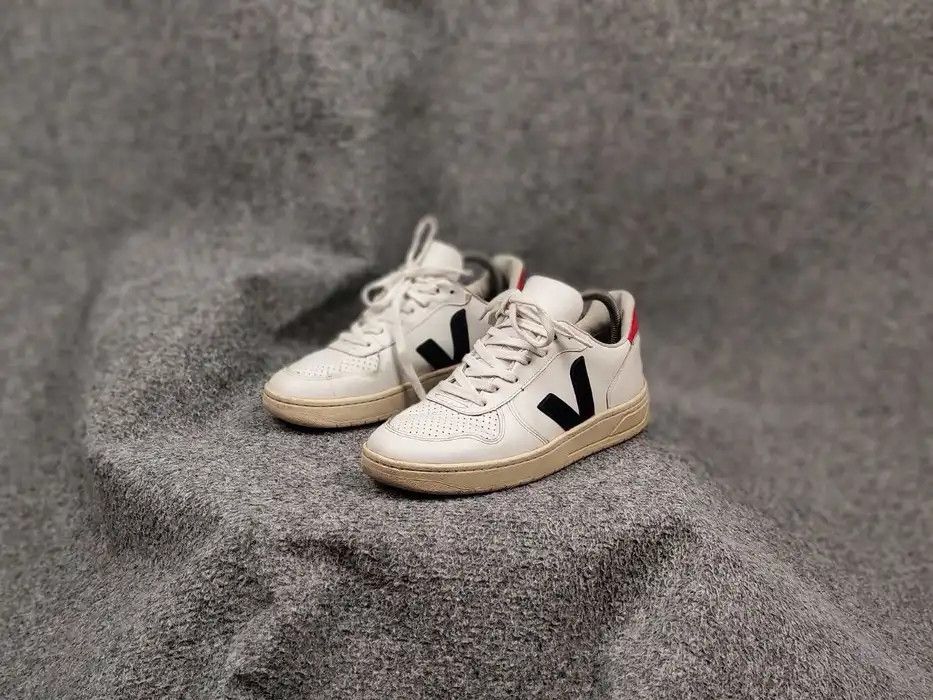 Veja Veja V-10 Designer Shoes light Leather Low Top Sneakers Size US 6 / EU 39 - 2 Thumbnail