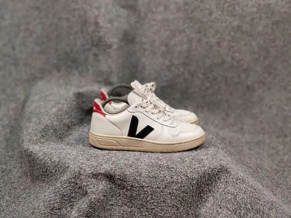 Veja Veja V-10 Designer Shoes light Leather Low Top Sneakers Size US 6 / EU 39 - 3 Thumbnail