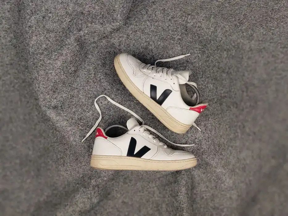 Veja Veja V-10 Designer Shoes light Leather Low Top Sneakers Size US 6 / EU 39 - 1 Thumbnail