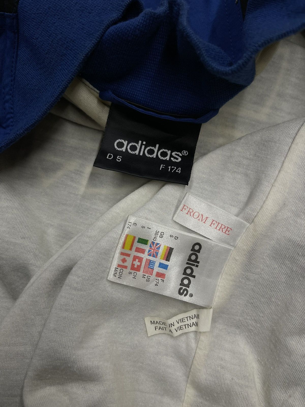 Vintage 96’s Adidas Light Jacket Big Logo Y2K