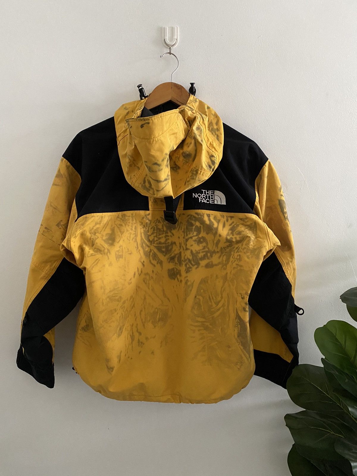 Goretex ❌Grail❌ The North Face paint Jacket Robot design rare Size US M / EU 48-50 / 2 - 6 Thumbnail