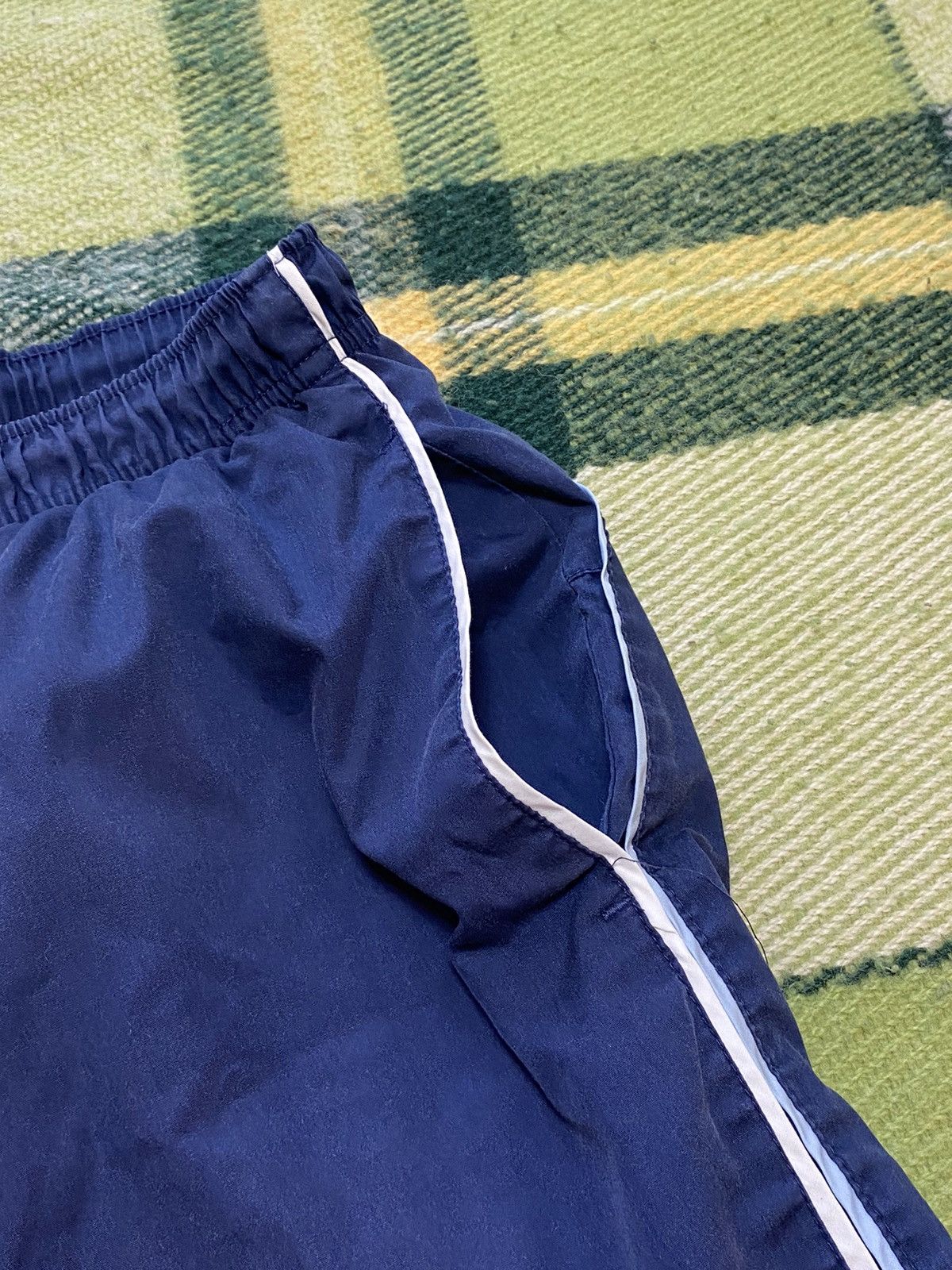 Nike Vintage Nike shorts streetwear swoosh casual y2k size L Size US 34 / EU 50 - 2 Thumbnail