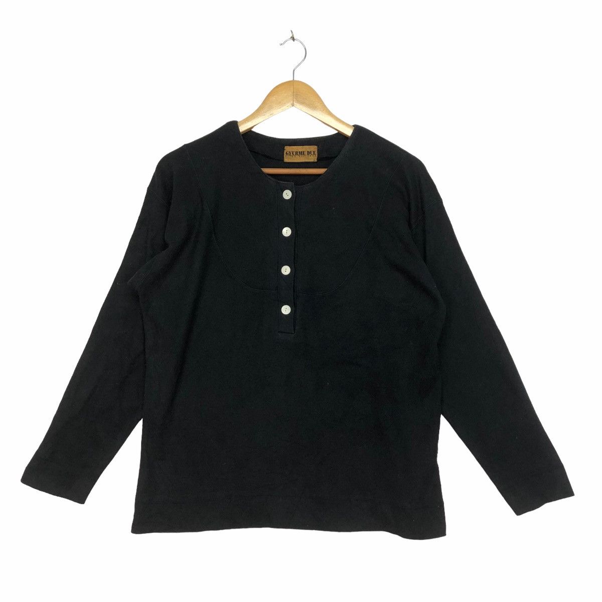 GYURME DUE Kiyoe Fujinaka Half Button Black Sweatshirt