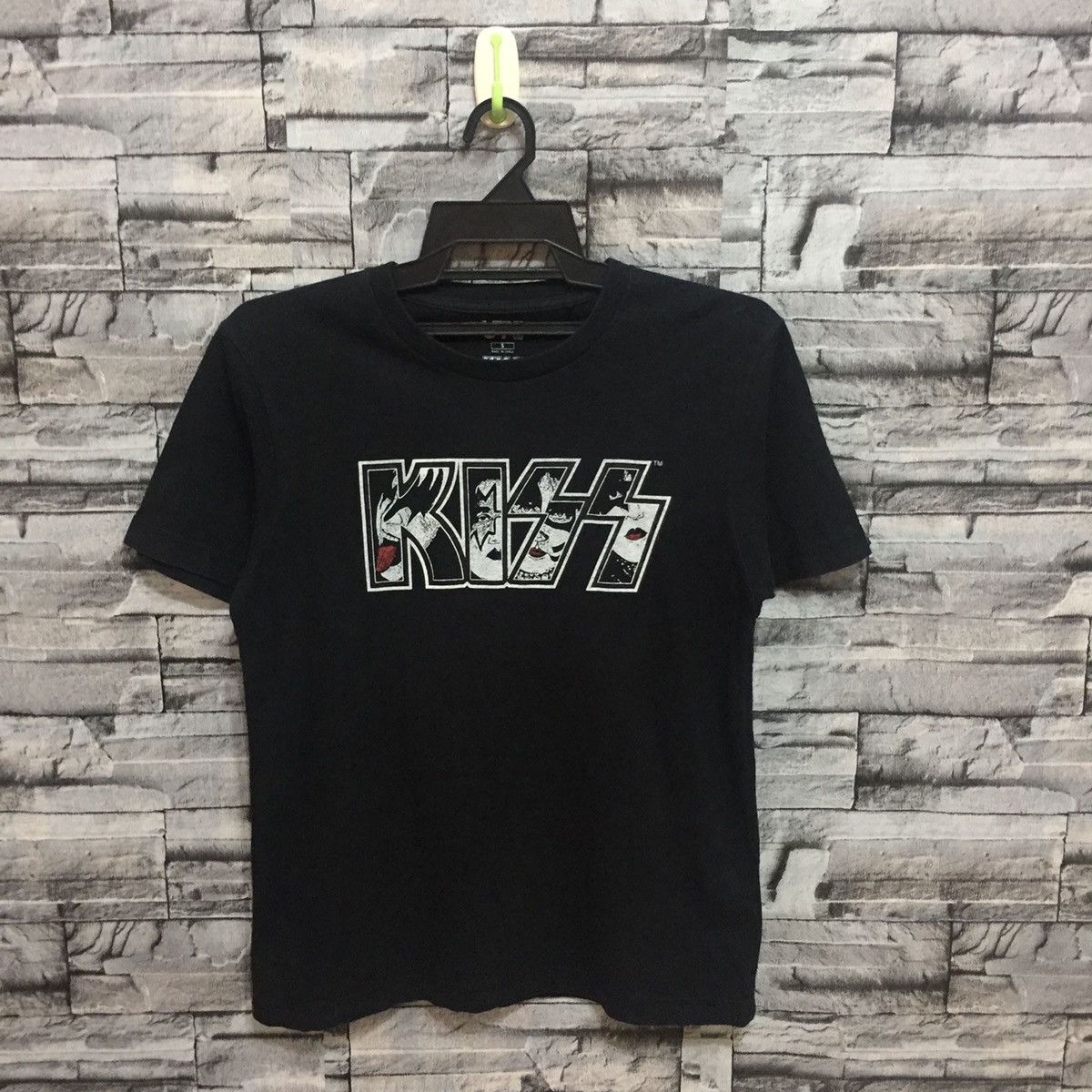 Kiss Band t shirt spellout rock n roll band