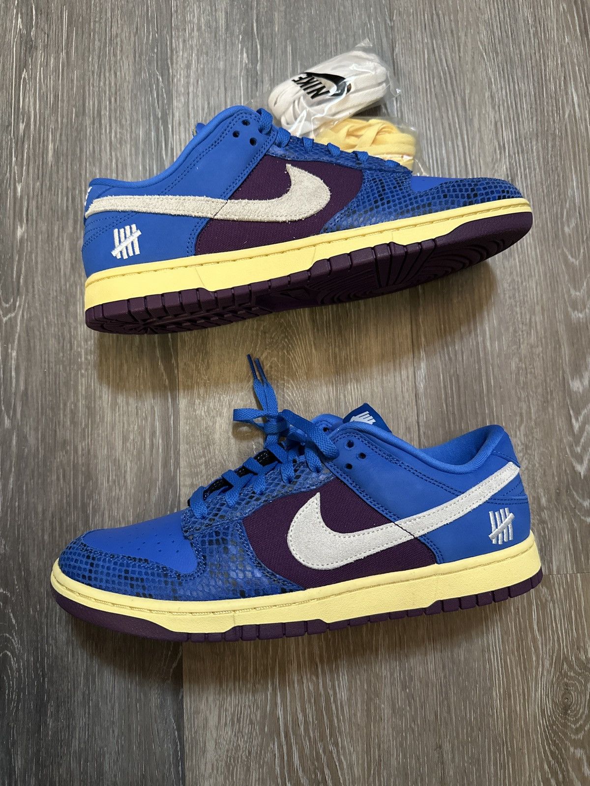 undefeated dunks 5 on it