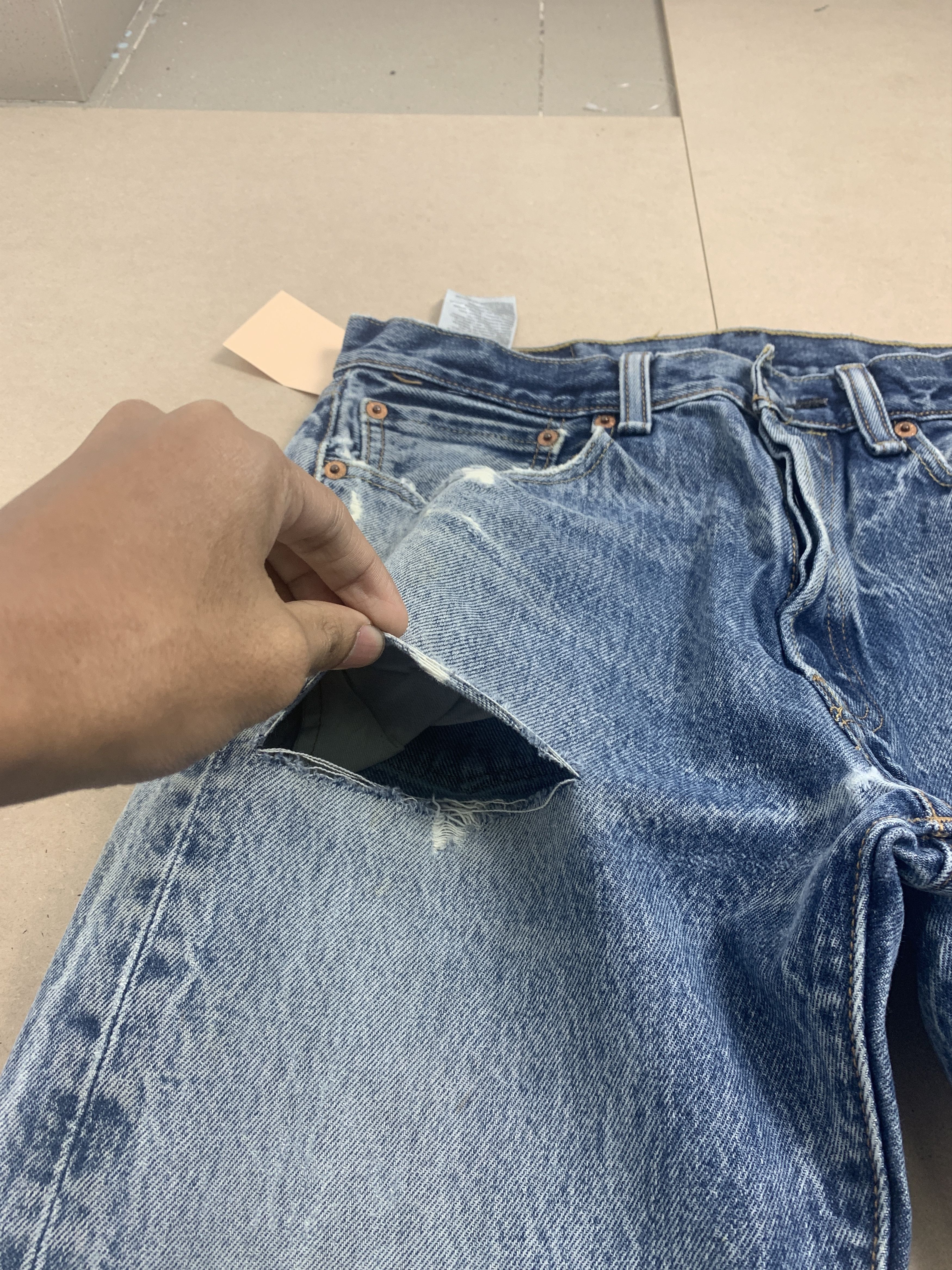 Levi's Vintage 90s LEVI'S 501 Distressed Faded Mid Wash Jeans P0339 Size US 31 - 8 Thumbnail