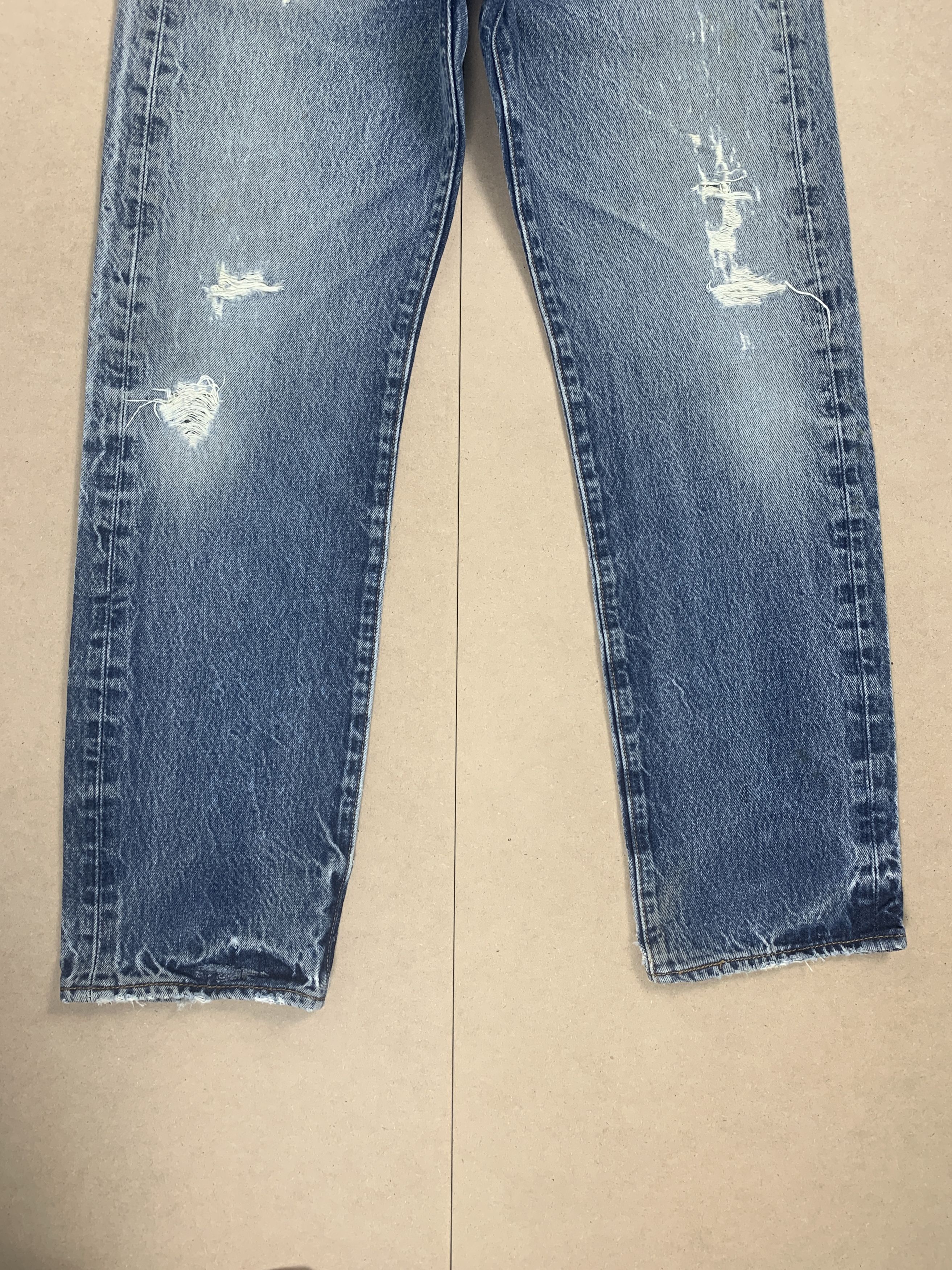 Levi's Vintage 90s LEVI'S 501 Distressed Faded Mid Wash Jeans P0339 Size US 31 - 5 Thumbnail
