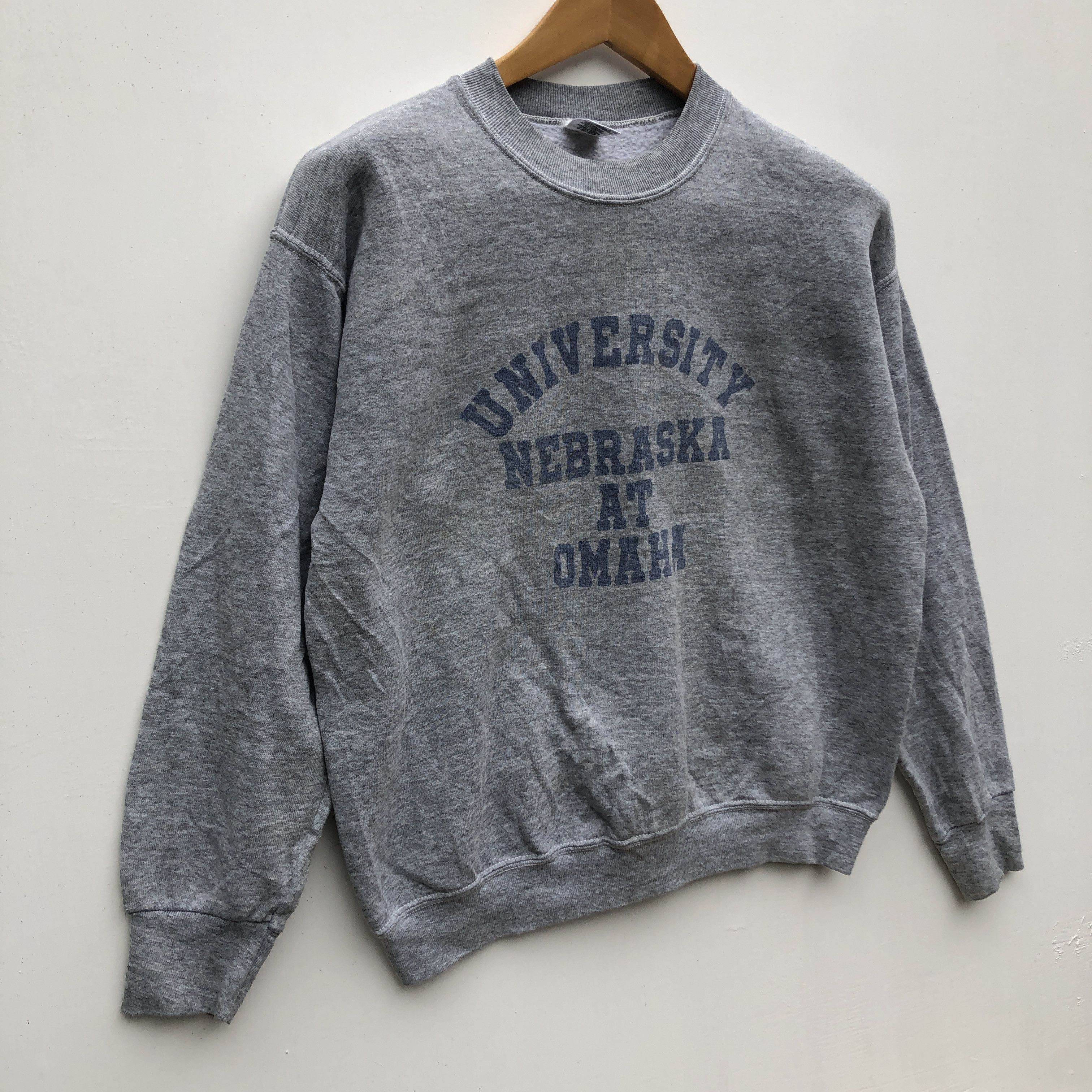 Fruit Of The Loom 90s Vintage UNIVERSITY NEBRASKA AT OMAHA Sweatshirt #0731-22 Size US M / EU 48-50 / 2 - 2 Thumbnail