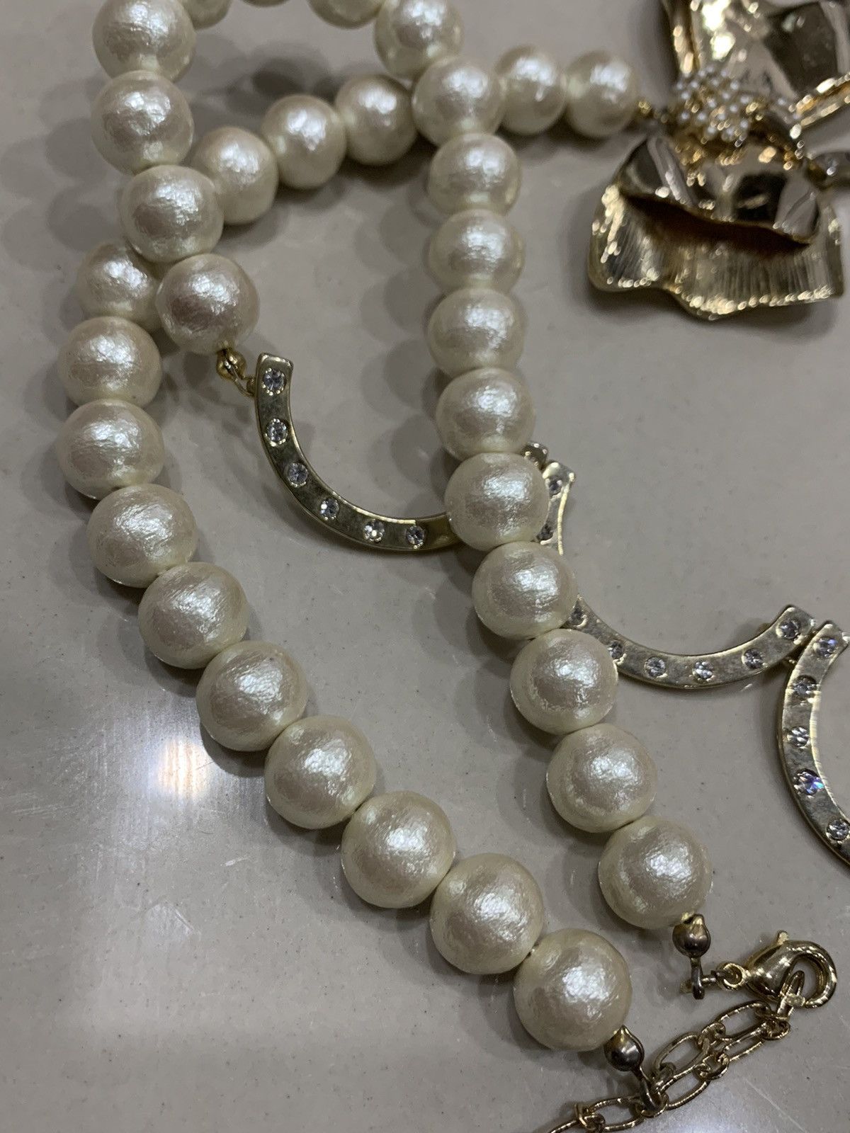 Issey Miyake × Tsumori Chisato TSUMORI CHISATO FAUX PEARL GOLD TONE NECKLACE Size ONE SIZE - 3 Thumbnail