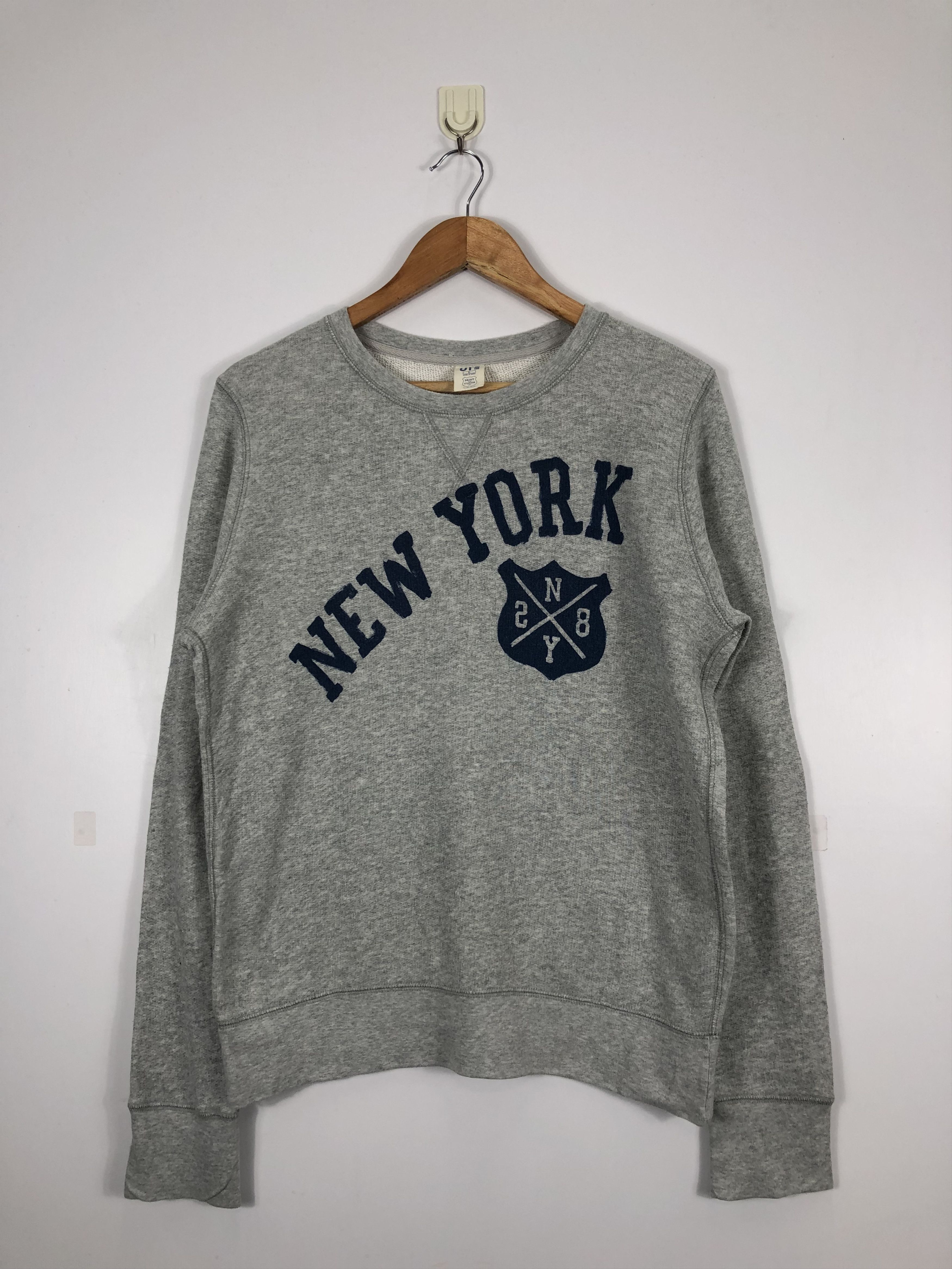 image of Uniqlo New York Jumper Crewneck Sweatshirts in Grey, Men's (Size Large)