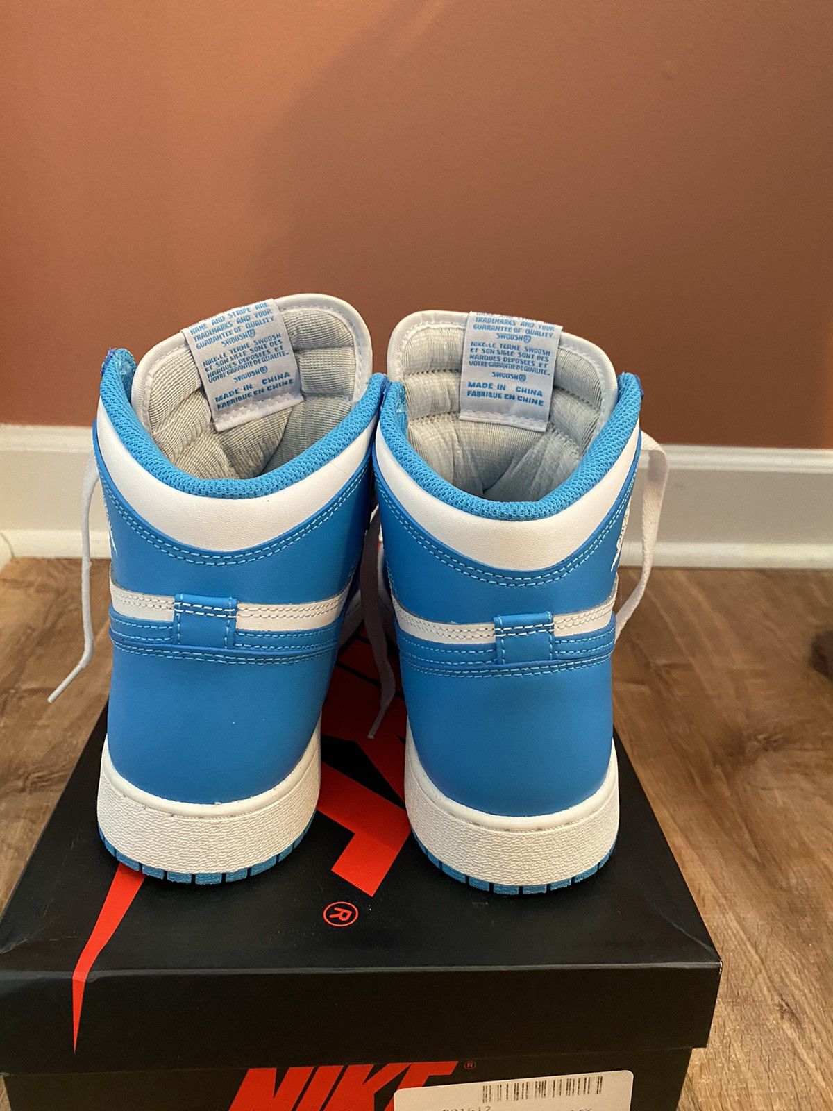 Jordan Brand × Nike Air Jordan 1 Retro High UNC Size US 6.5 / EU 39-40 - 3 Thumbnail