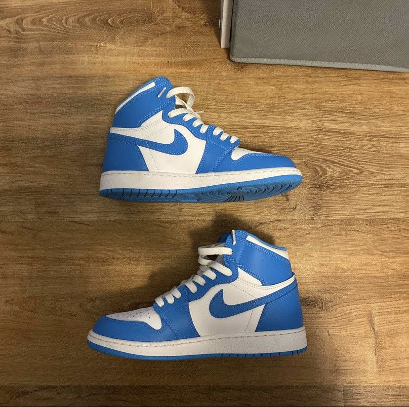 Jordan Brand × Nike Air Jordan 1 Retro High UNC Size US 6.5 / EU 39-40 - 1 Thumbnail