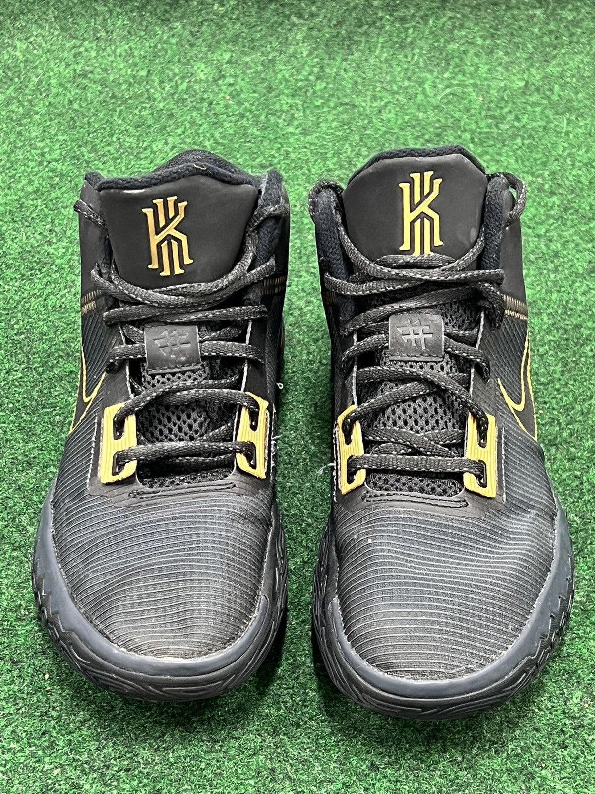 tenis nike kyrie flytrap 4 black metallic gold