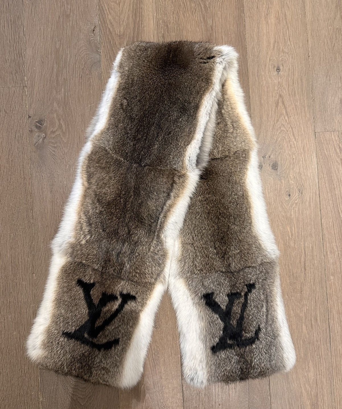 Louis Vuitton Louis Vuitton Exclusive Fur Scarf Size ONE SIZE - 1 Thumbnail