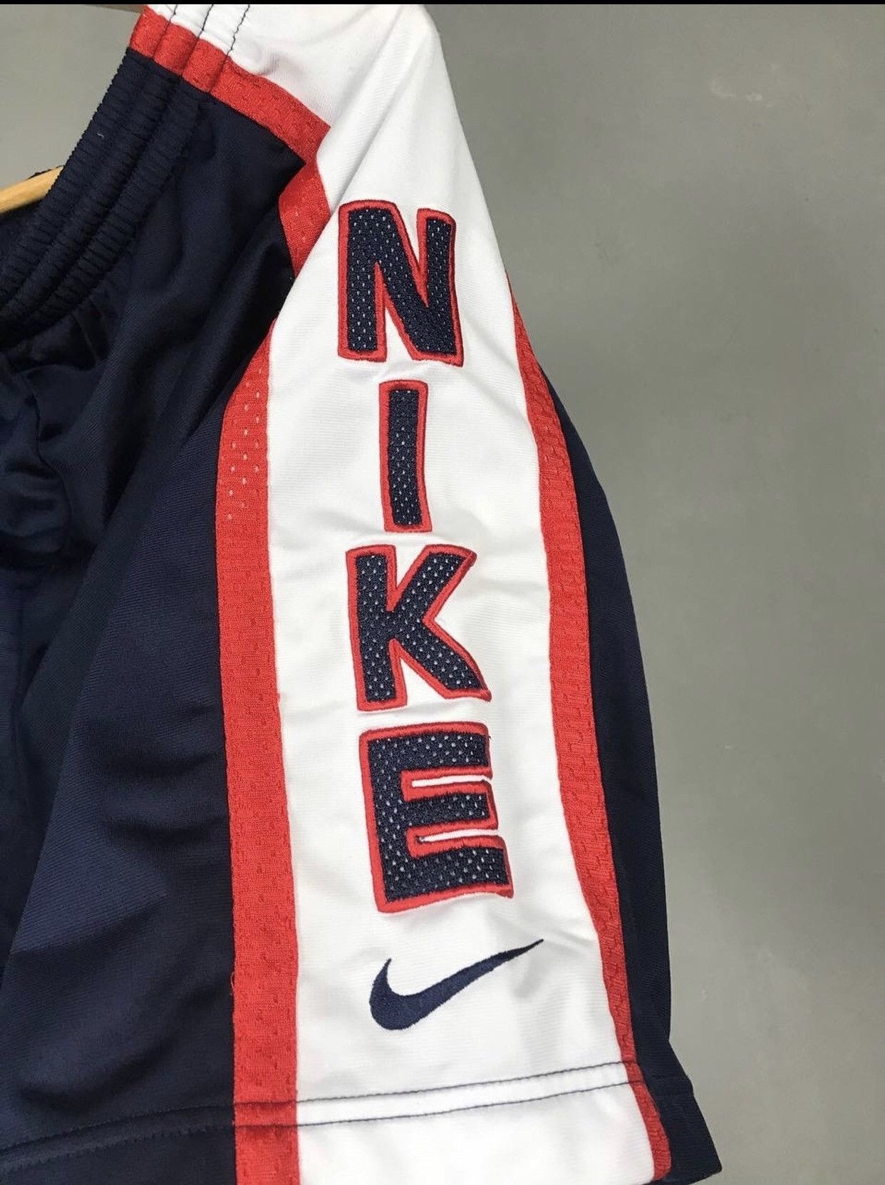 Nike Nike swoosh streetwear vintage shorts Size US 34 / EU 50 - 2 Thumbnail