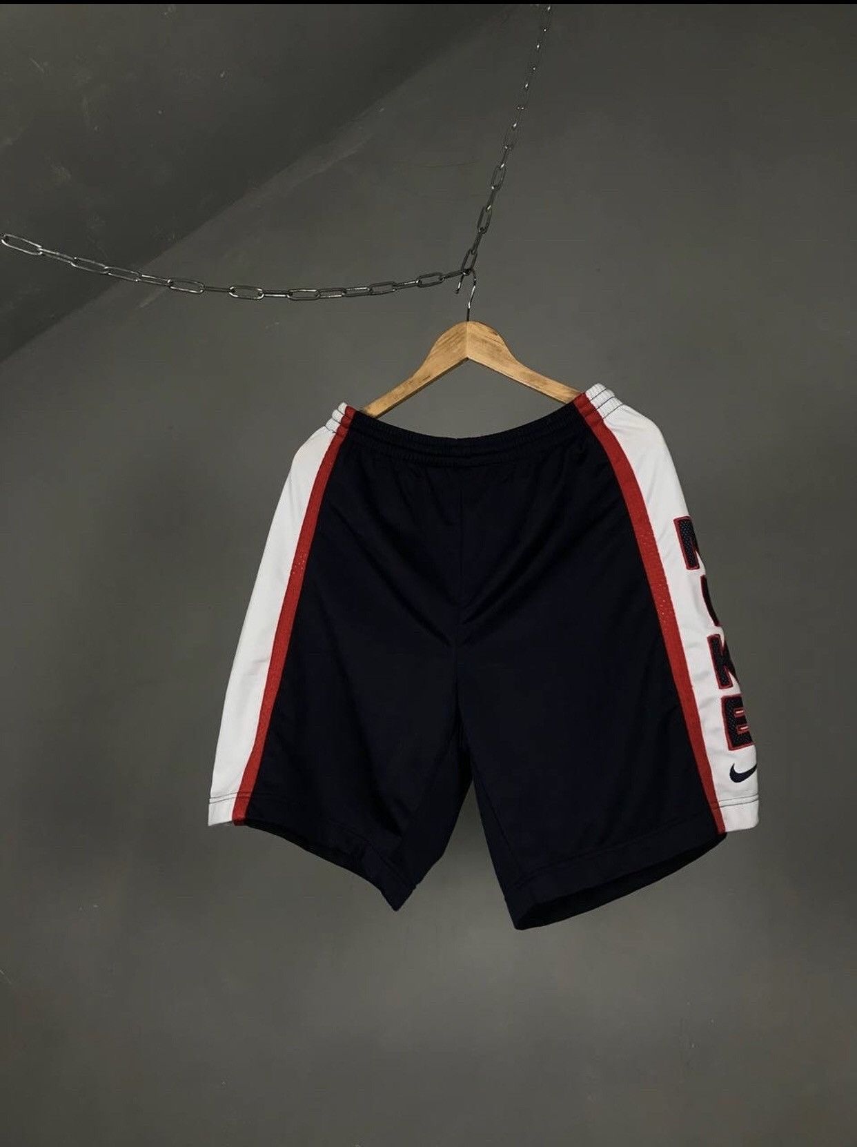 Nike Nike swoosh streetwear vintage shorts Size US 34 / EU 50 - 1 Thumbnail