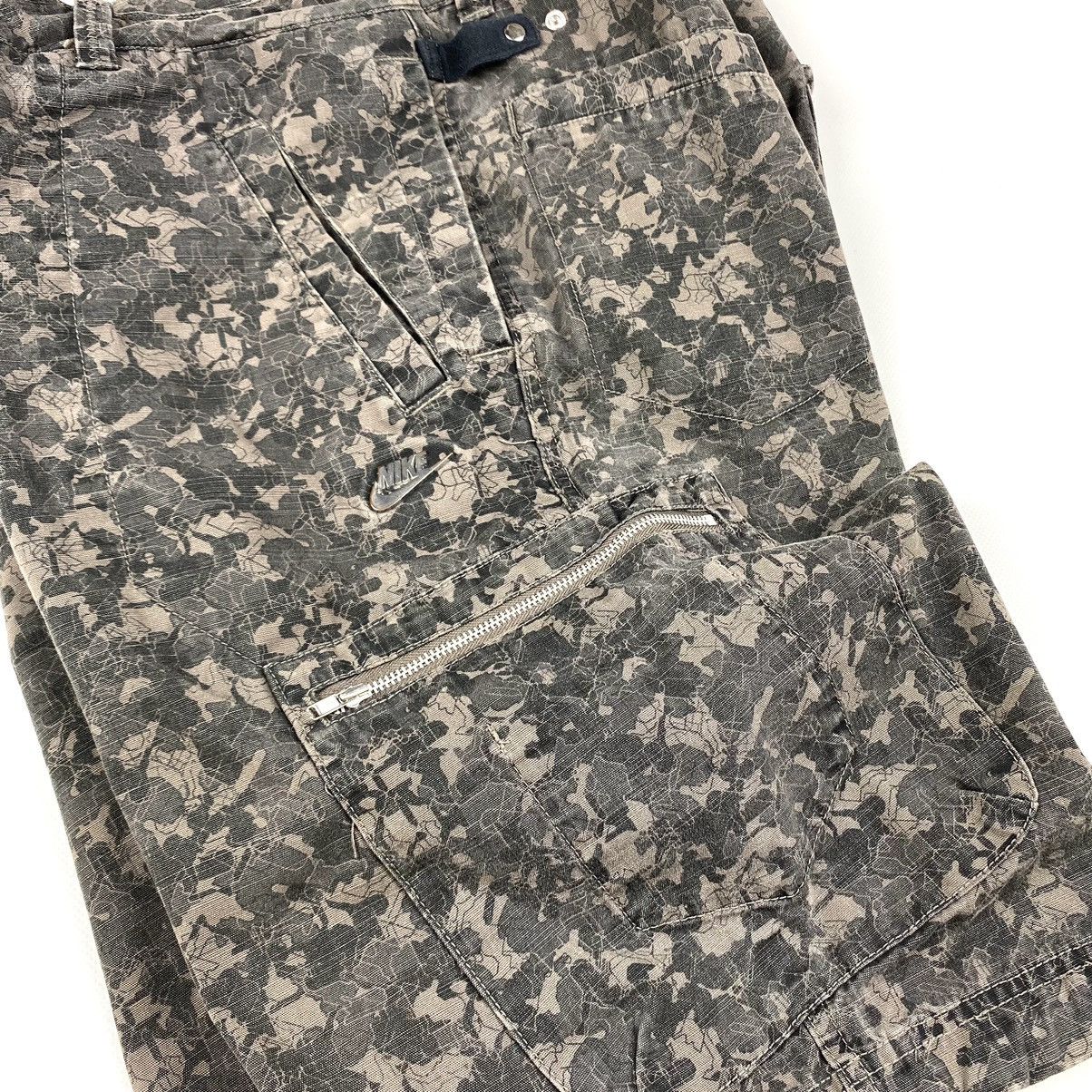 Nike Rare! 90’s Vintage Nike Cargo Shorts Metal Logo Travis Scott Size US 32 / EU 48 - 15 Thumbnail