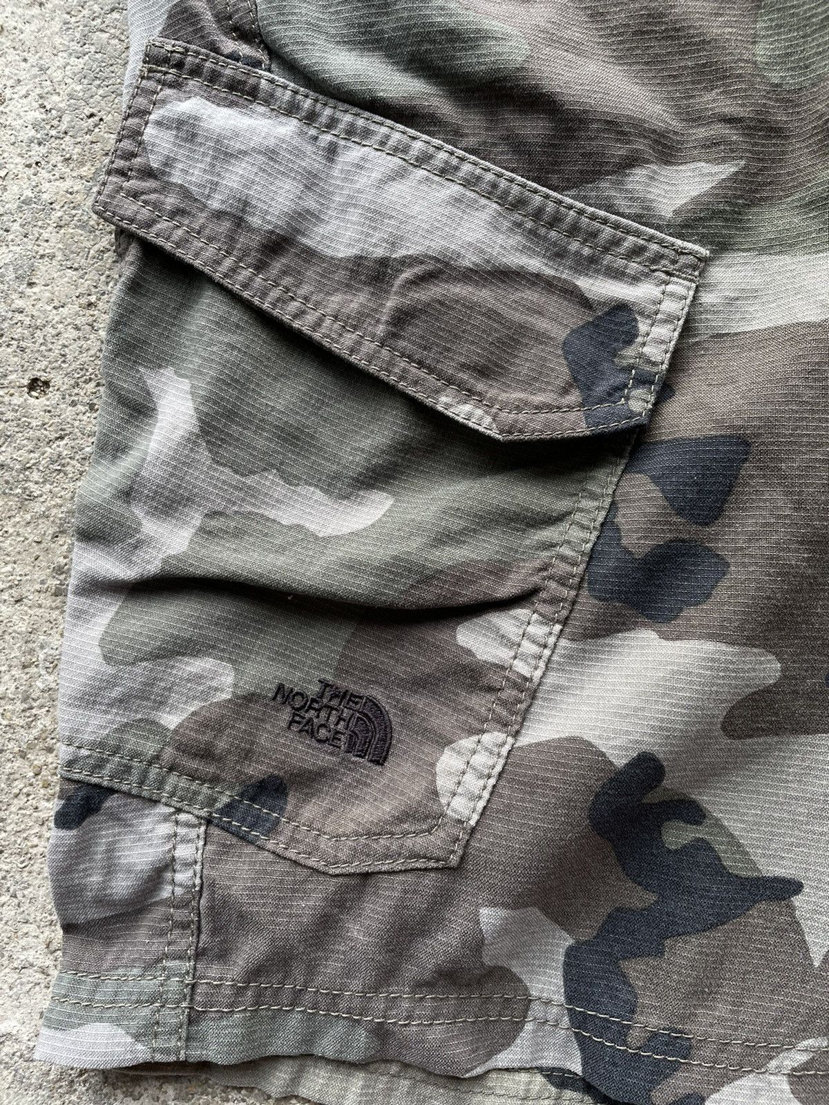 The North Face The North Face Camo shorts pants Size US 33 - 4 Thumbnail