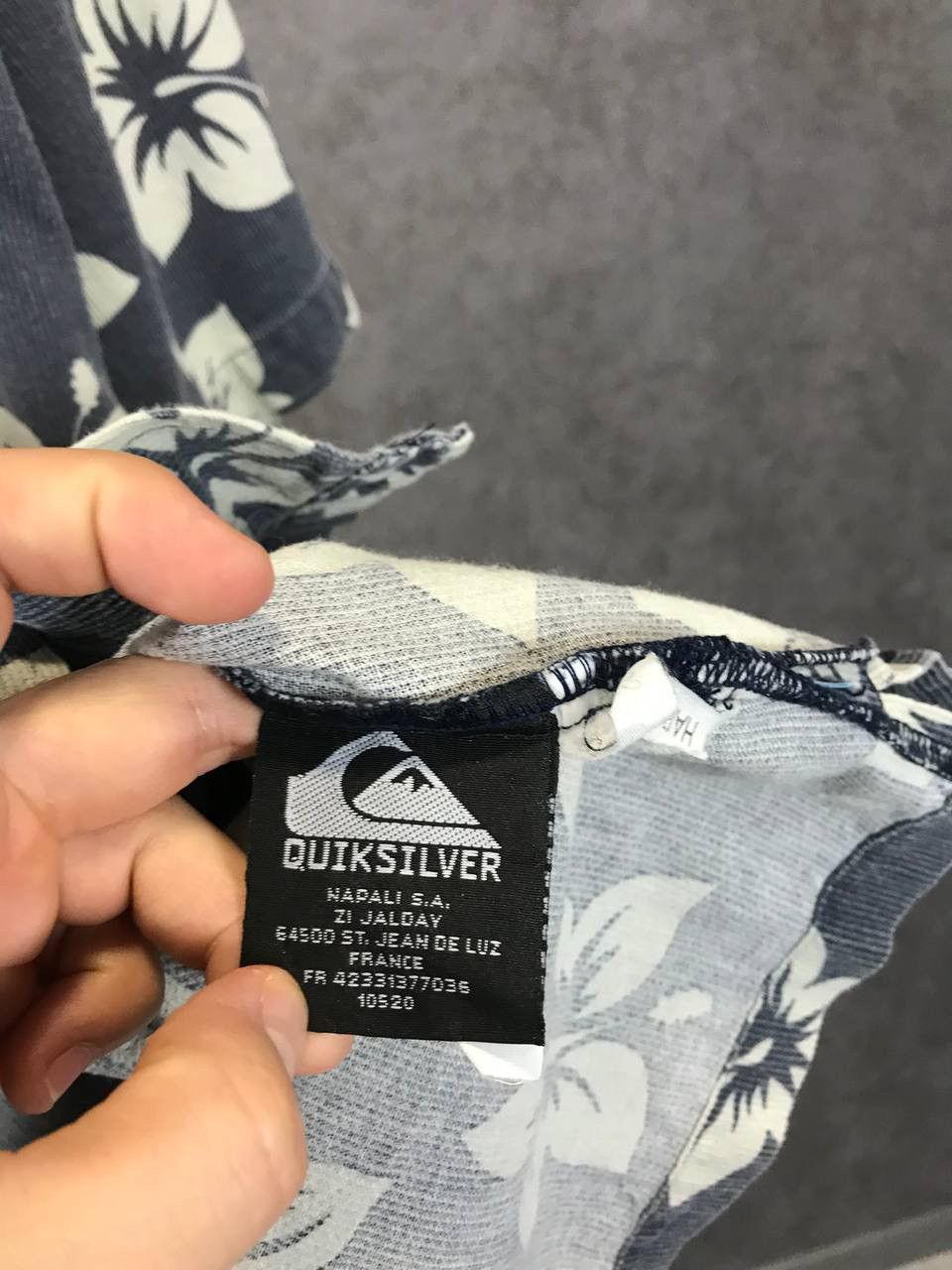 Quiksilver Quiksilver vintage Hawaiian flower velvet shirt Size US XL / EU 56 / 4 - 5 Thumbnail