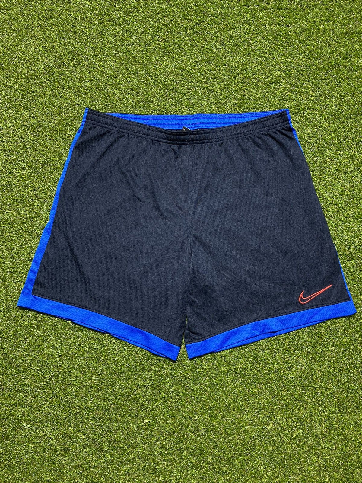 Nike Vintage Nike shorts streetwear swoosh casual y2k size XXL Size US 38 / EU 54 - 1 Thumbnail