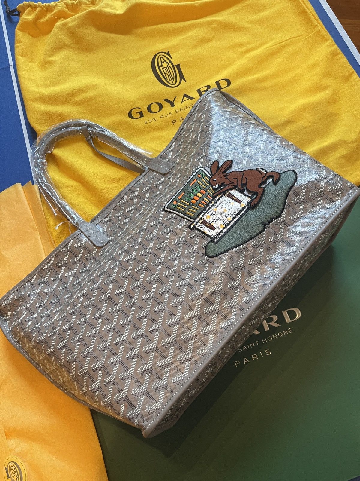 light grey goyard tote