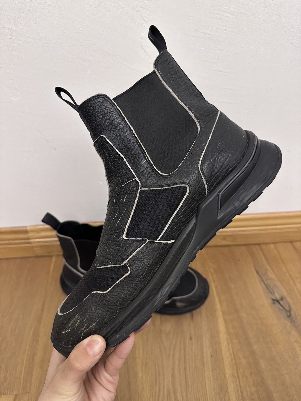 Prada 18aw Cracked Leather Brixxen Chelsea Boots