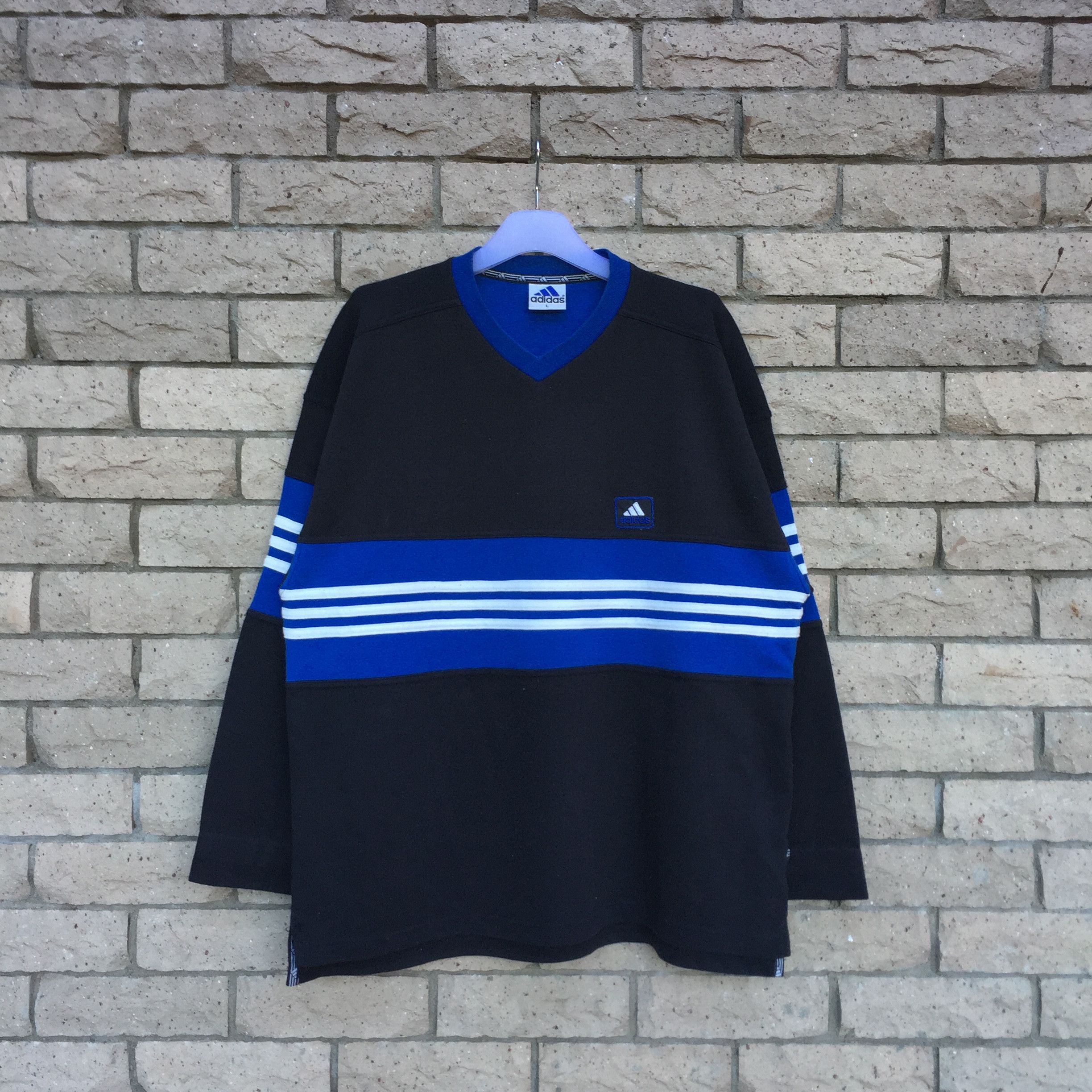 ADIDAS spell out embroidered small logo.. color block..