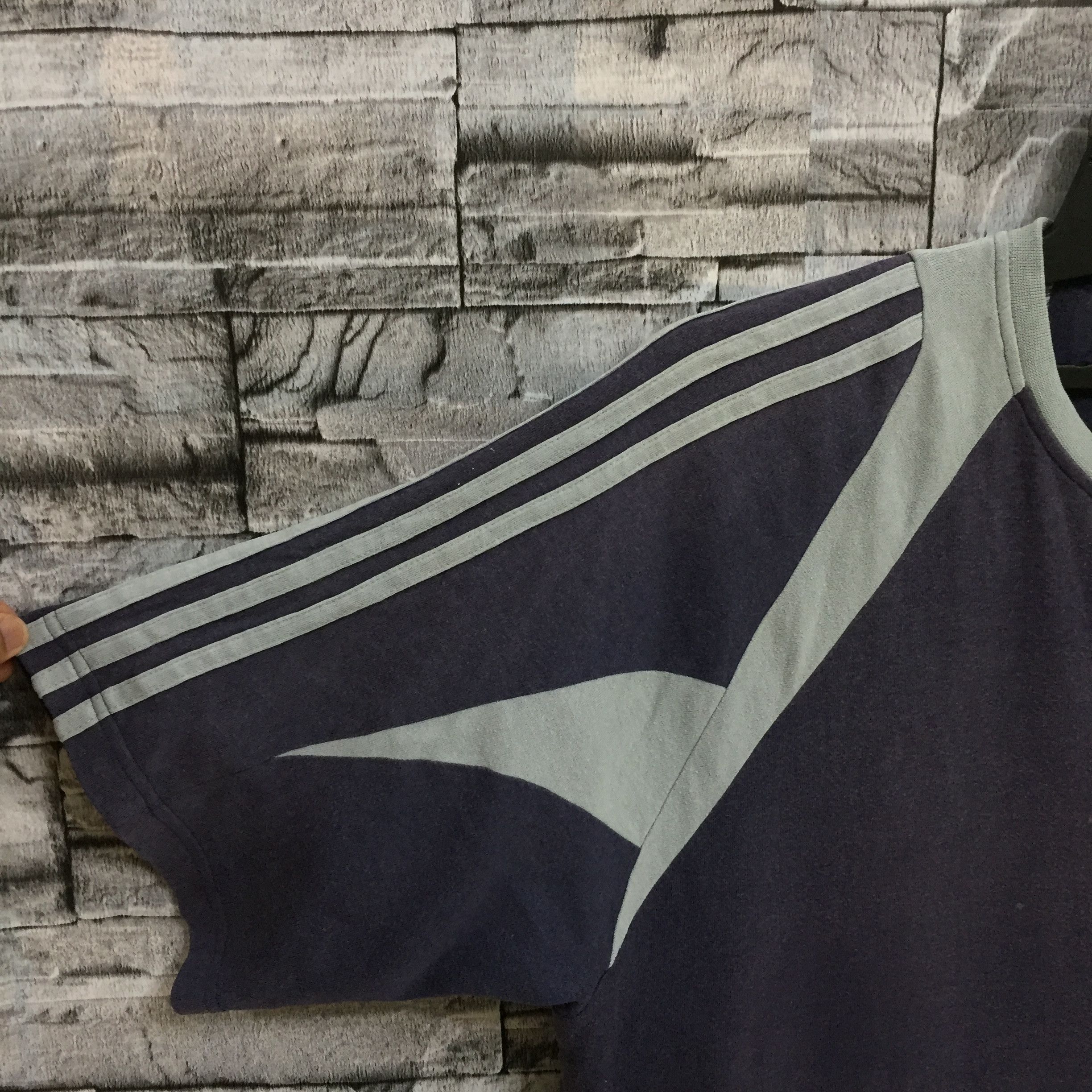 Adidas Vintage ADIDAS t shirt embroidered small logo size L Size US L / EU 52-54 / 3 - 4 Thumbnail