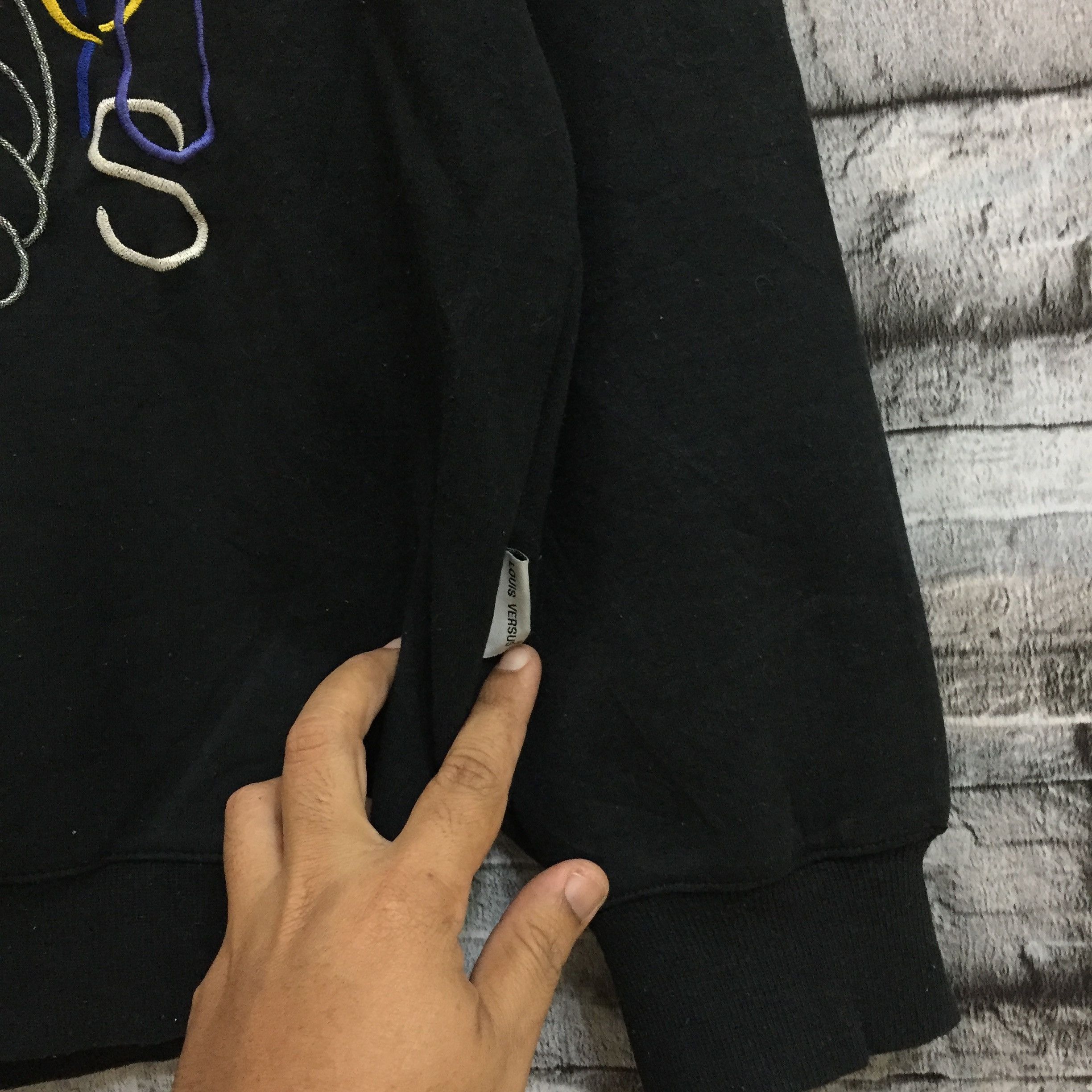 Japanese Brand Vintage Louis Versus sweatshirt embroidered Size 2L fit L Size US L / EU 52-54 / 3 - 6 Thumbnail