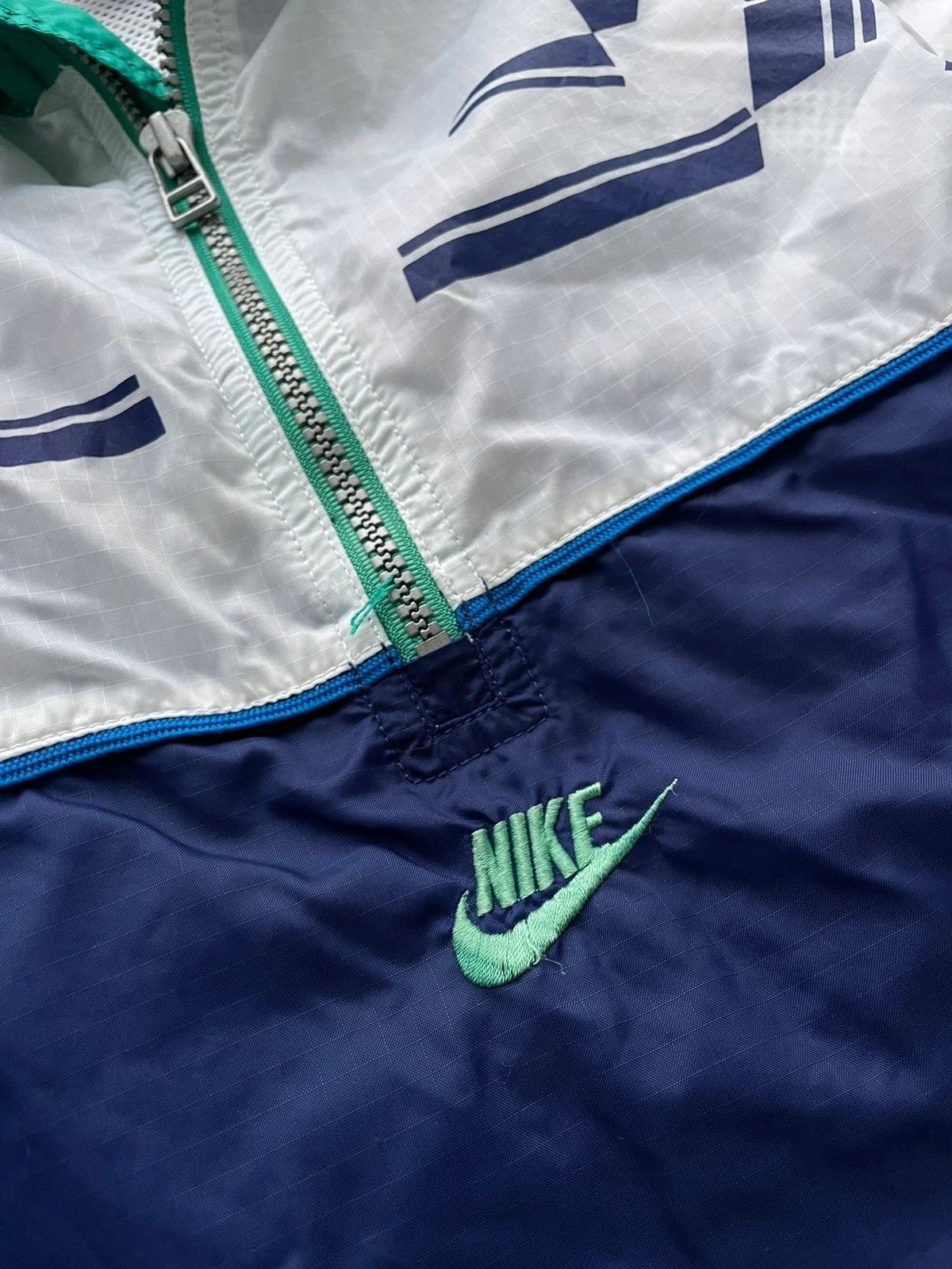 Vintage Nike Light Jacket Center Logo
