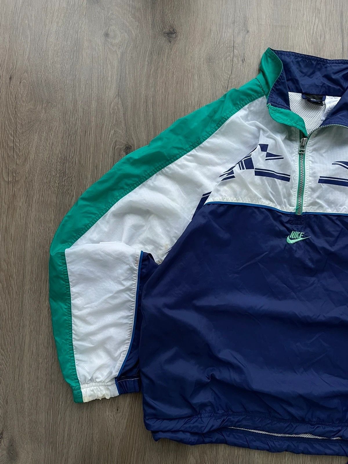 Vintage Nike Light Jacket Center Logo