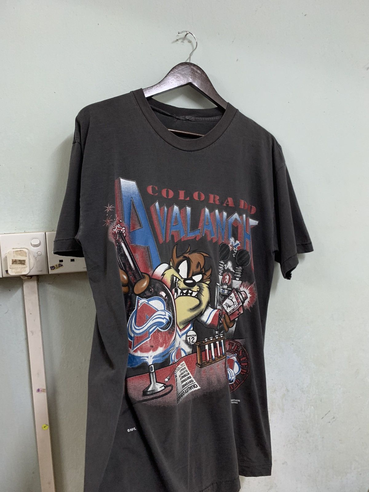 Vintage Vintage SUN FADED 1994 WARNER BROTHERS TAZMANIA TSHIRT Size US XL / EU 56 / 4 - 3 Thumbnail