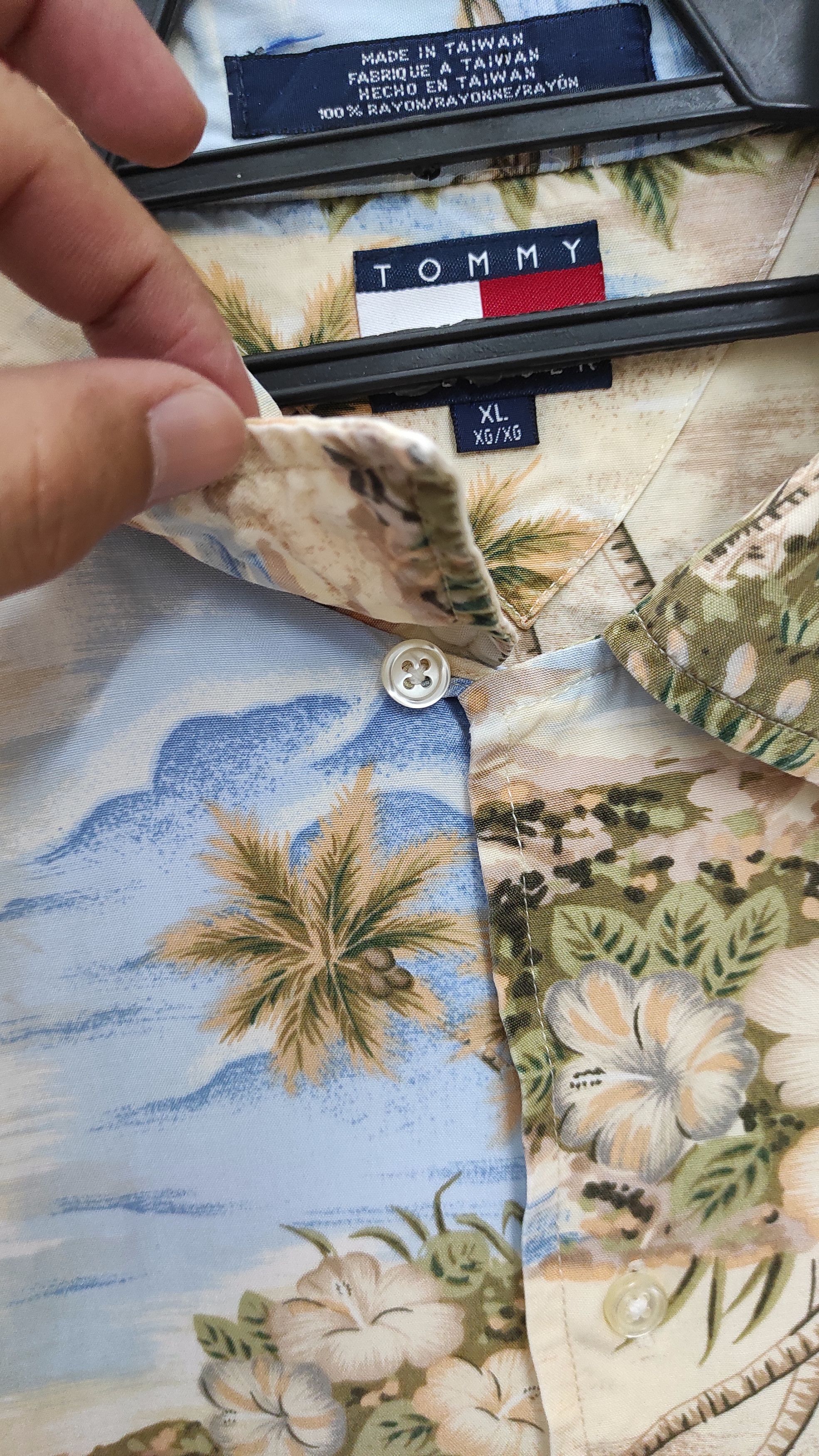 Tommy Hilfiger Vintage 90's HAWAIIAN ALOHA 100% RAYON SHIRT Size US XL / EU 56 / 4 - 8 Thumbnail