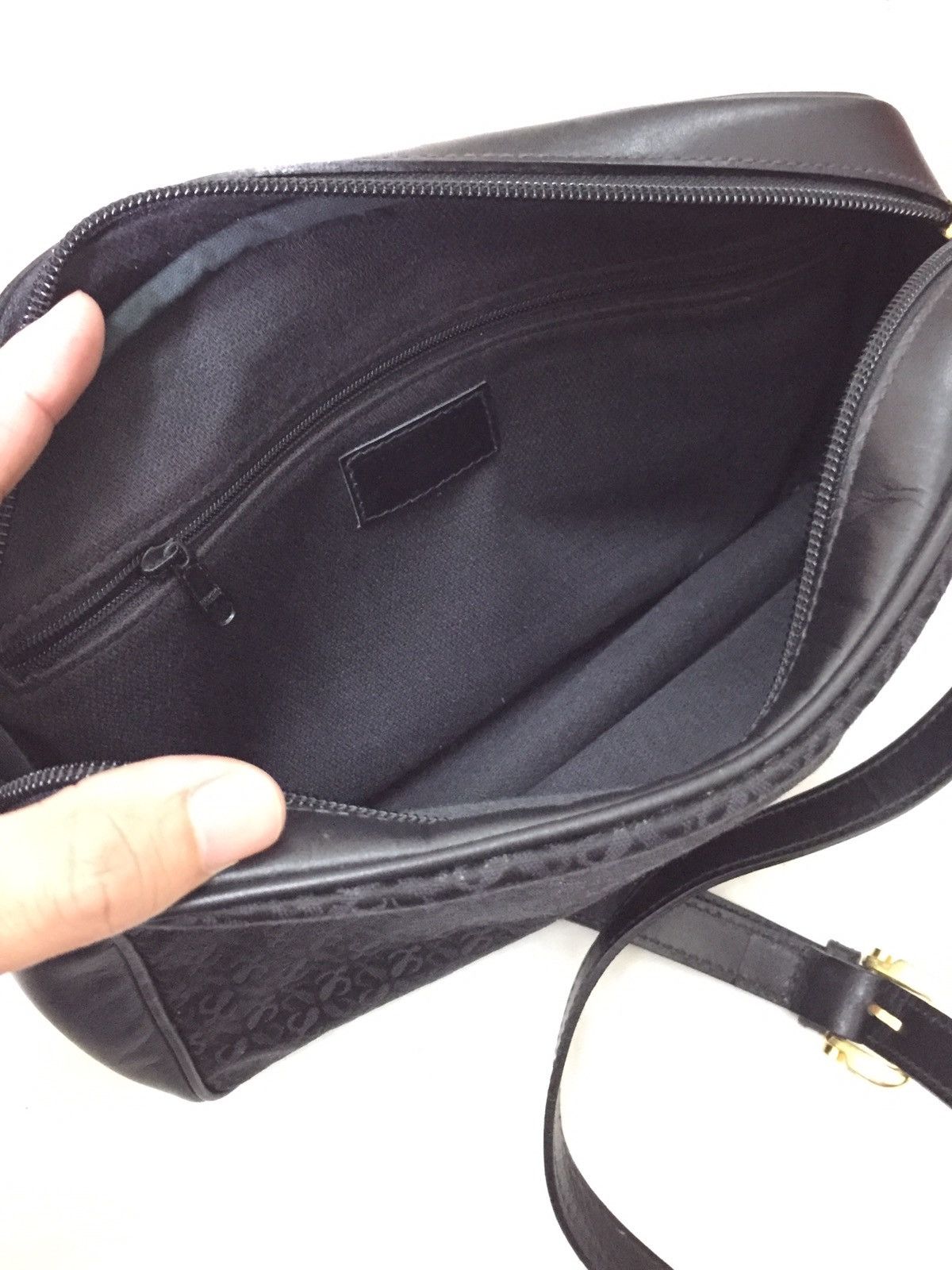 Loewe Vtg Loewe monogram sling bag Size ONE SIZE - 8 Thumbnail