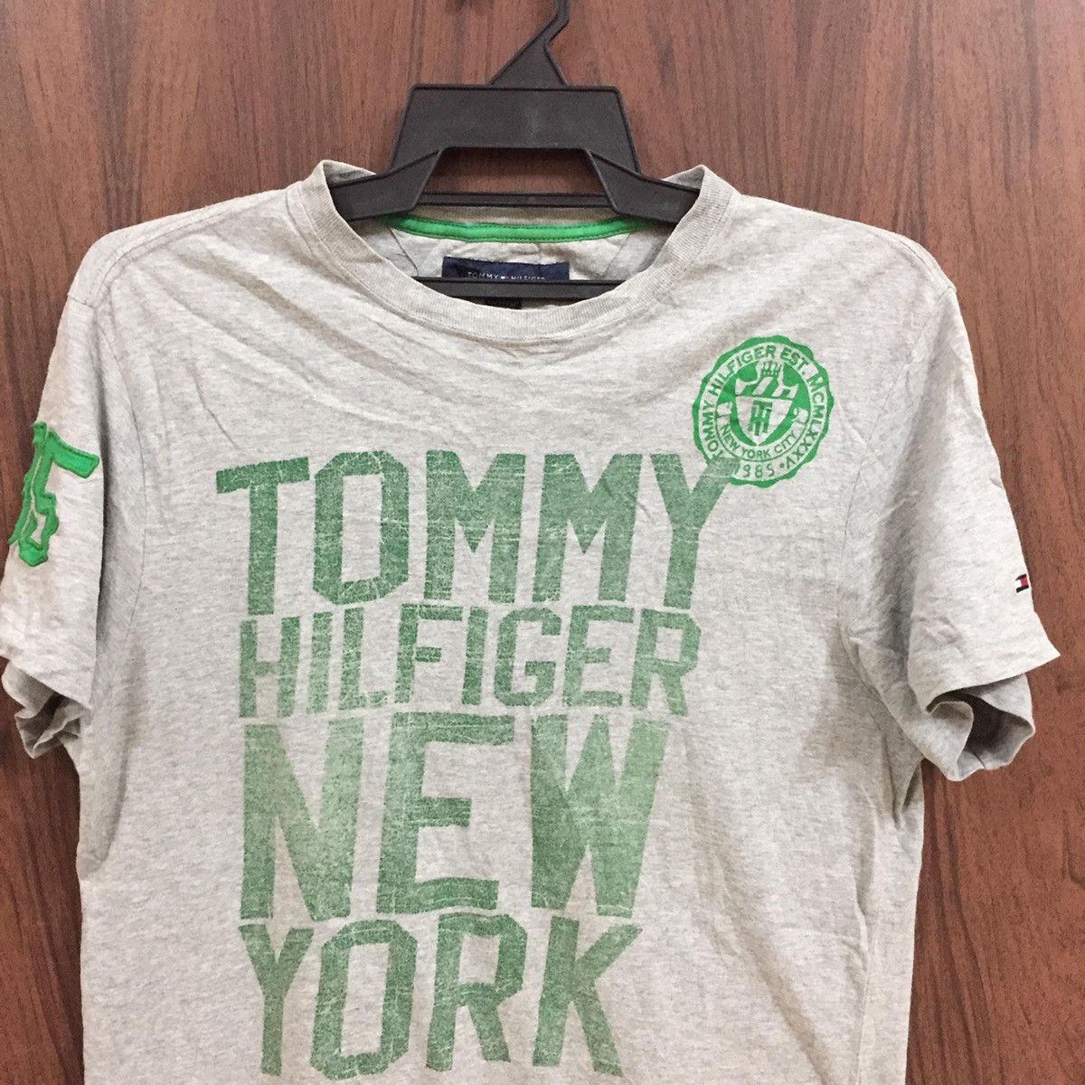 Vintage TOMMY HILFIGER t shirt new york size XS fit S