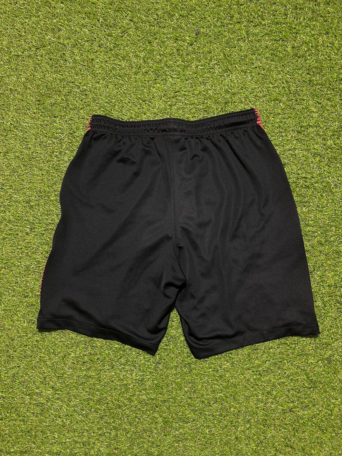 Nike Vintage Nike shorts streetwear swoosh casual y2k size M Size US 32 / EU 48 - 2 Thumbnail
