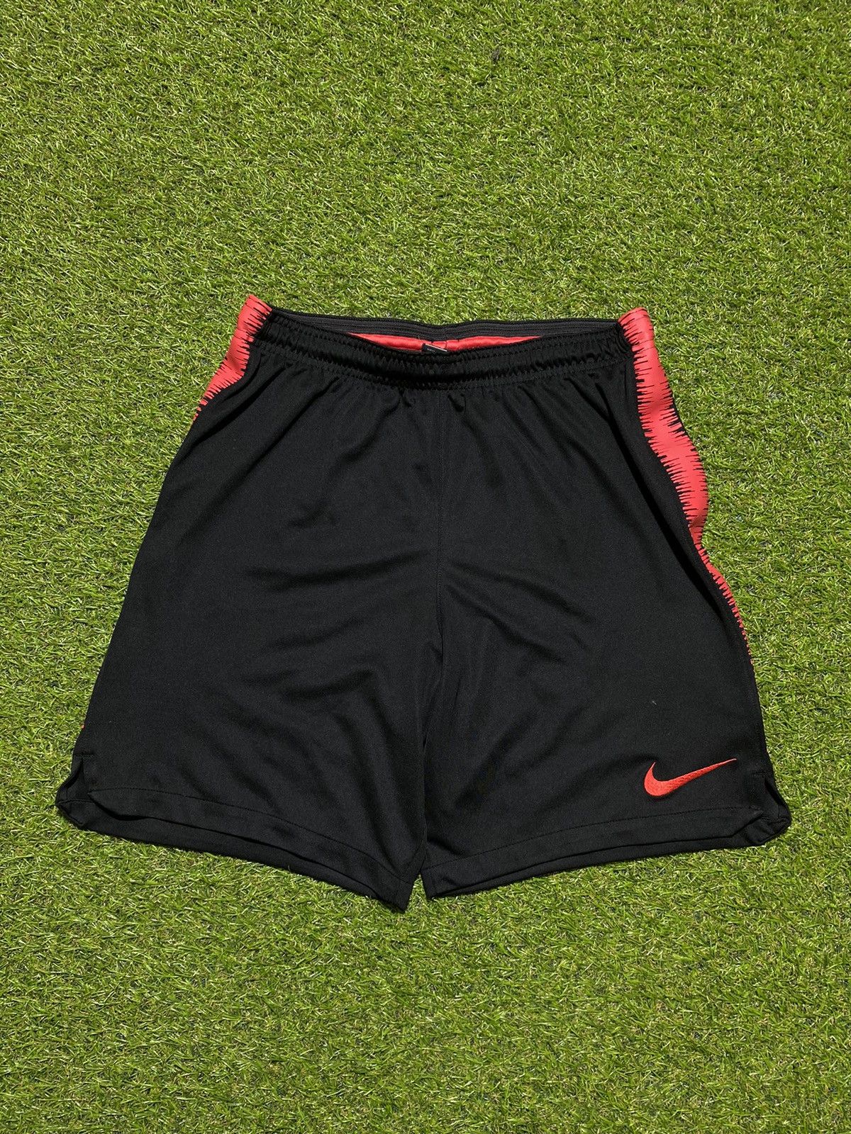 Nike Vintage Nike shorts streetwear swoosh casual y2k size M Size US 32 / EU 48 - 1 Thumbnail