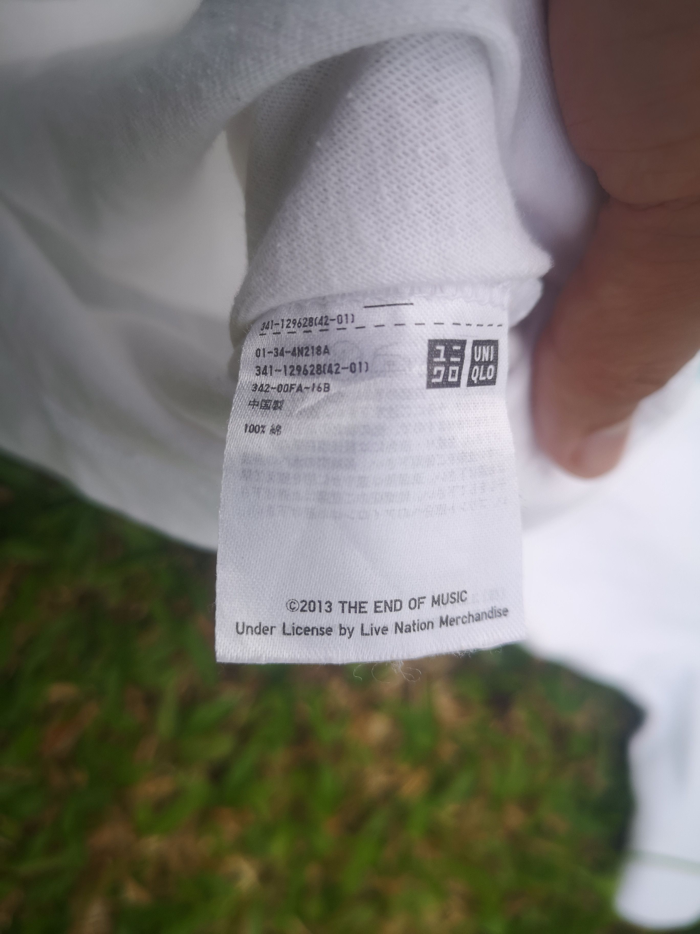 Uniqlo Kurt Cobain Dive With Guitar Size US L / EU 52-54 / 3 - 5 Thumbnail