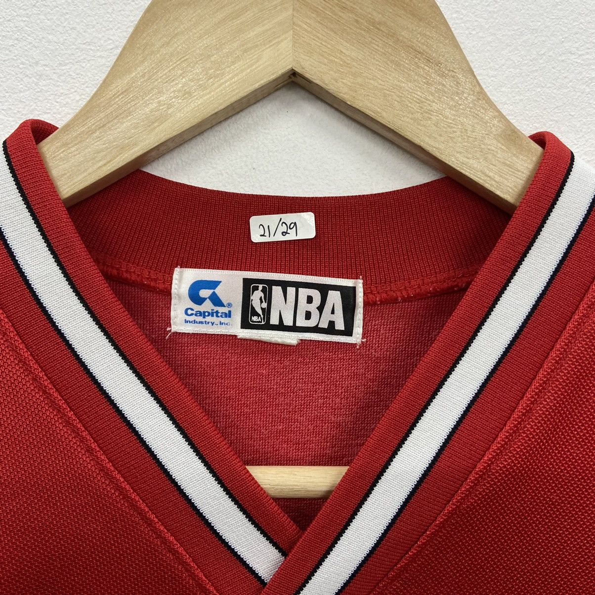 NBA Rare!! CHICAGO BULLS big logo jersey Size US L / EU 52-54 / 3 - 9 Thumbnail