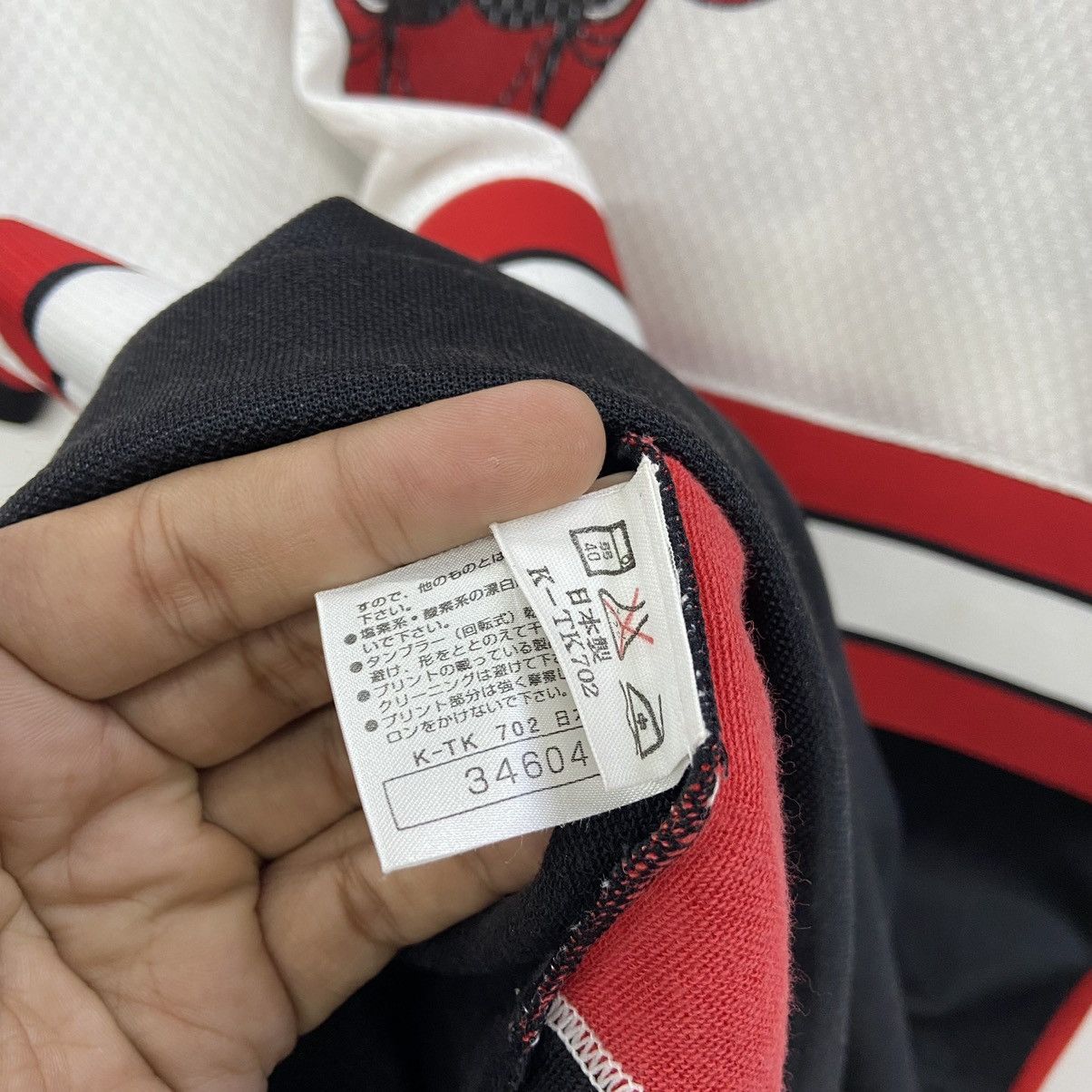 NBA Rare!! CHICAGO BULLS big logo jersey Size US L / EU 52-54 / 3 - 11 Thumbnail