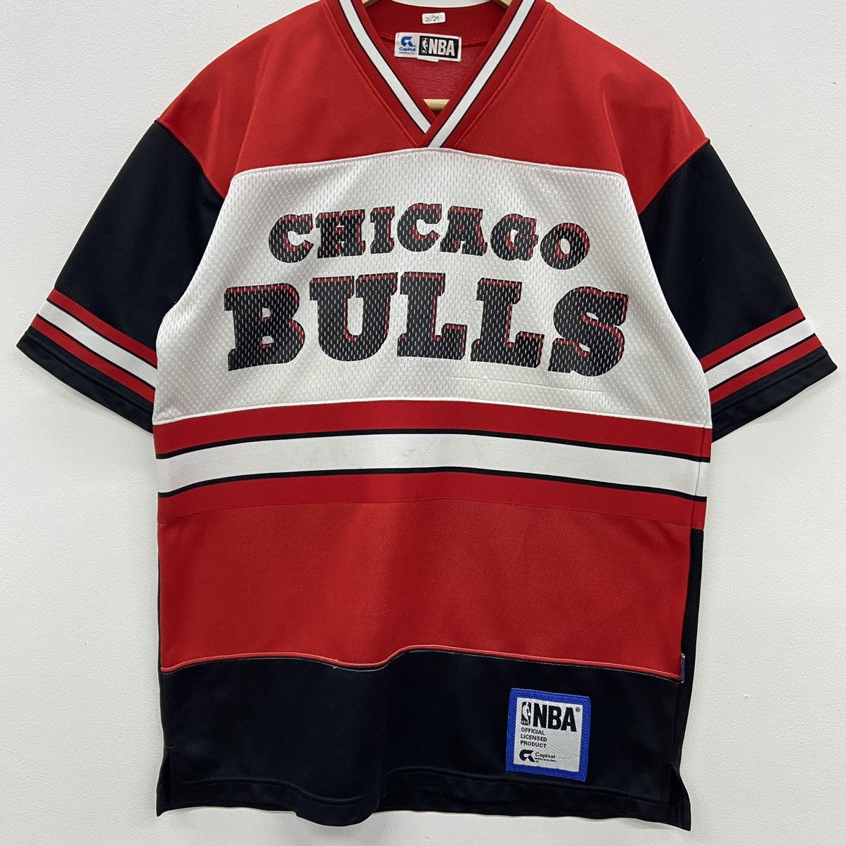 NBA Rare!! CHICAGO BULLS big logo jersey Size US L / EU 52-54 / 3 - 5 Thumbnail